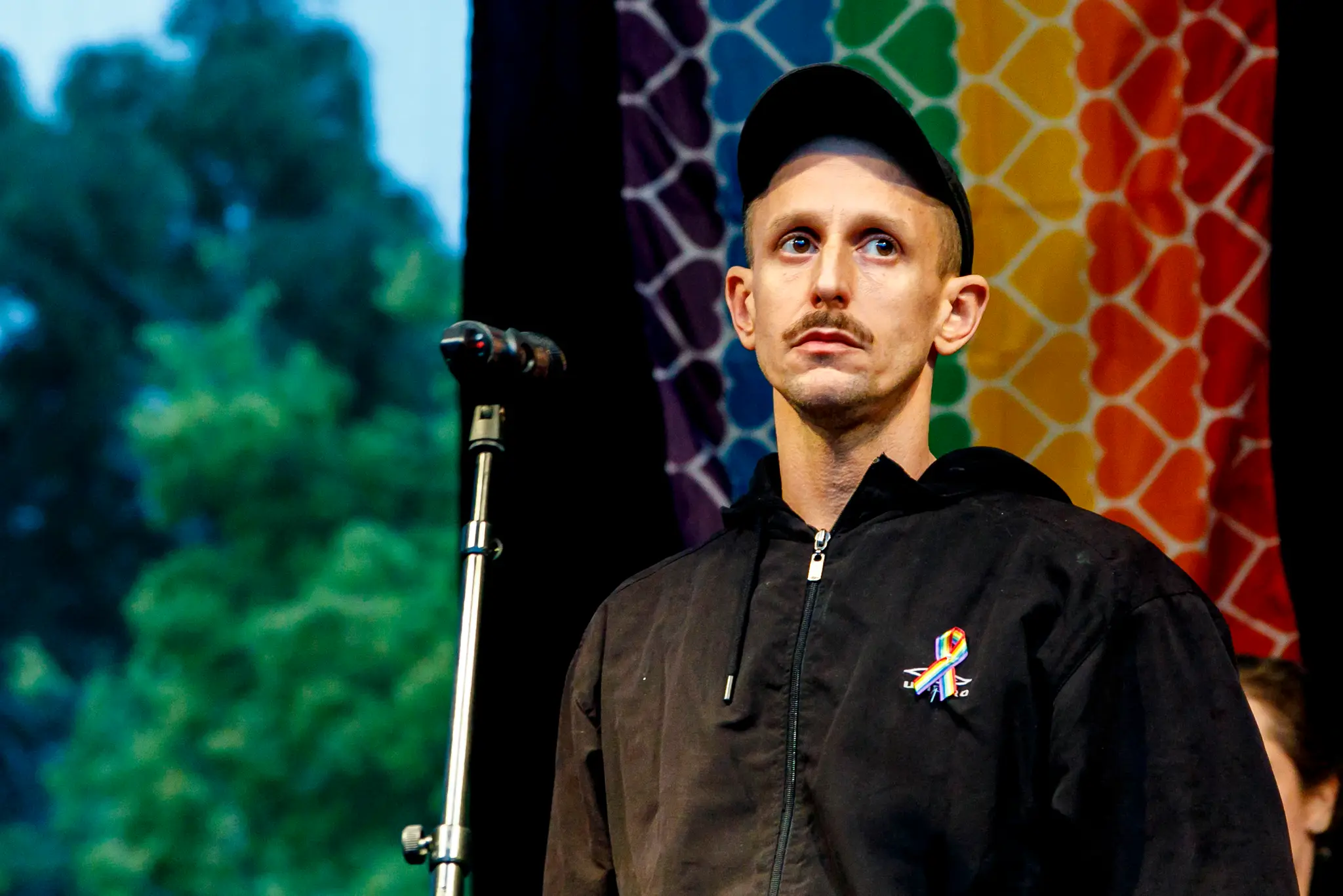 Majiteľ Teplárne Roman Samotný počas príhovoru po pochode za odsúdenie nenávisti voči LGBTI komunite