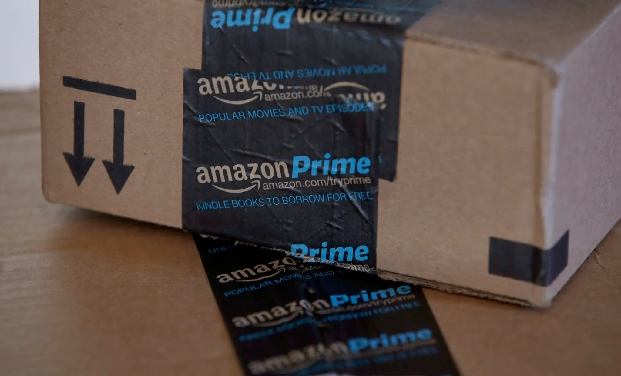 Krabica s tovarom spoločnosti Amazon