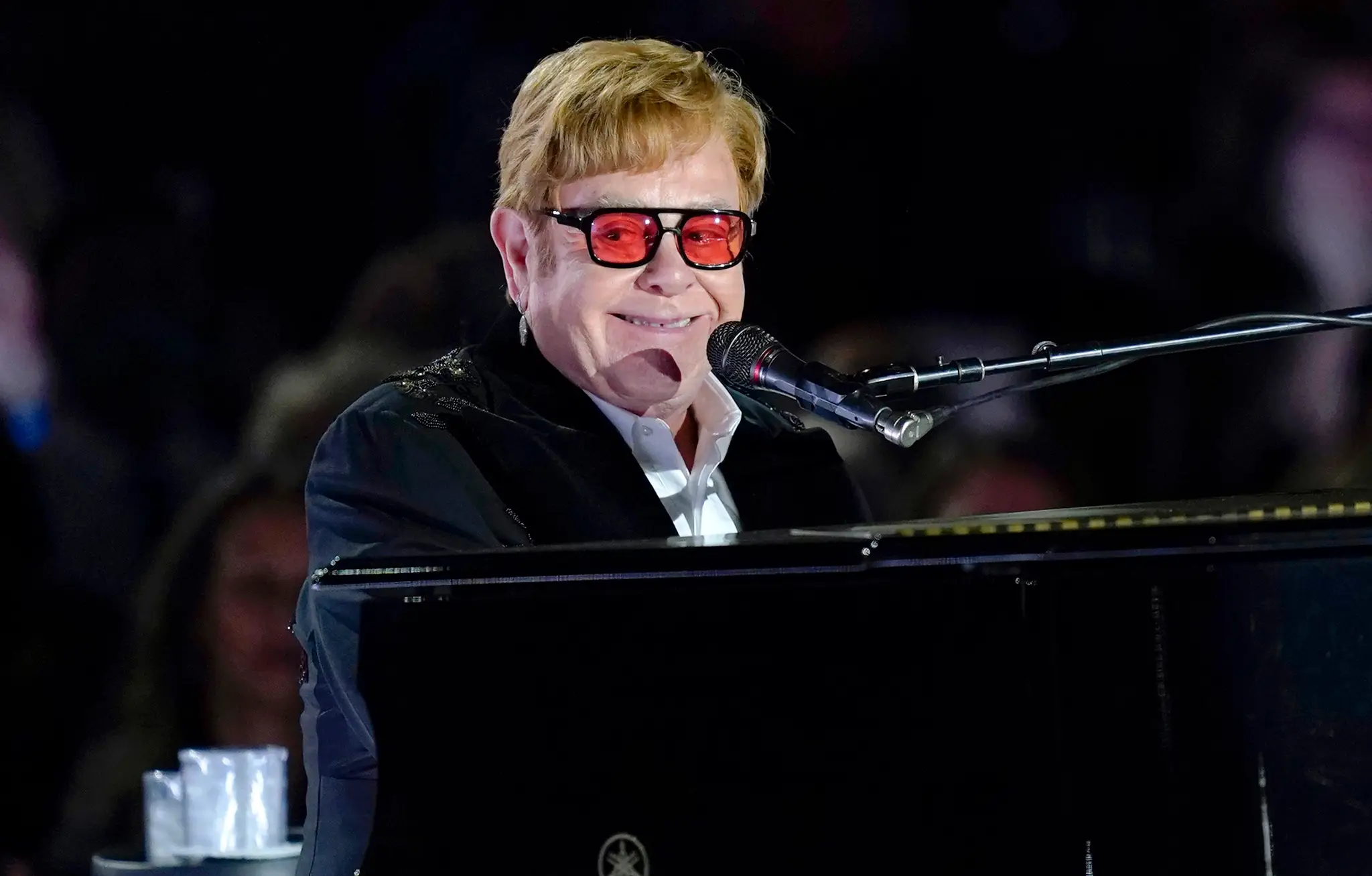 Na archívnej snímke z 23. septembra 2022 Elton John vystupuje v Bielom dome vo Washingtone.