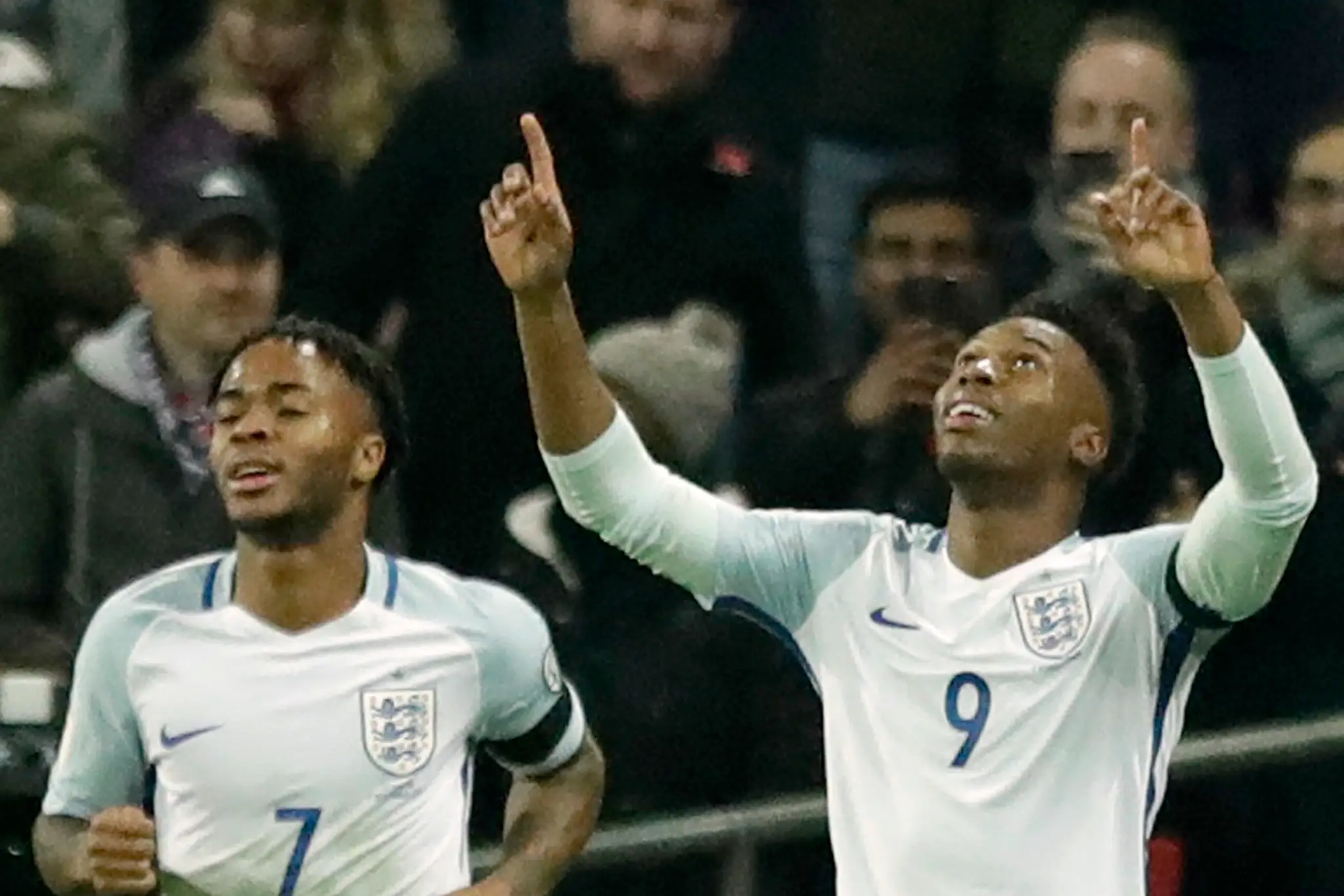 Daniel Sturridge (vpravo) z Anglicka sa teší z gólu so spoluhráčom Raheemom Sterlingom
