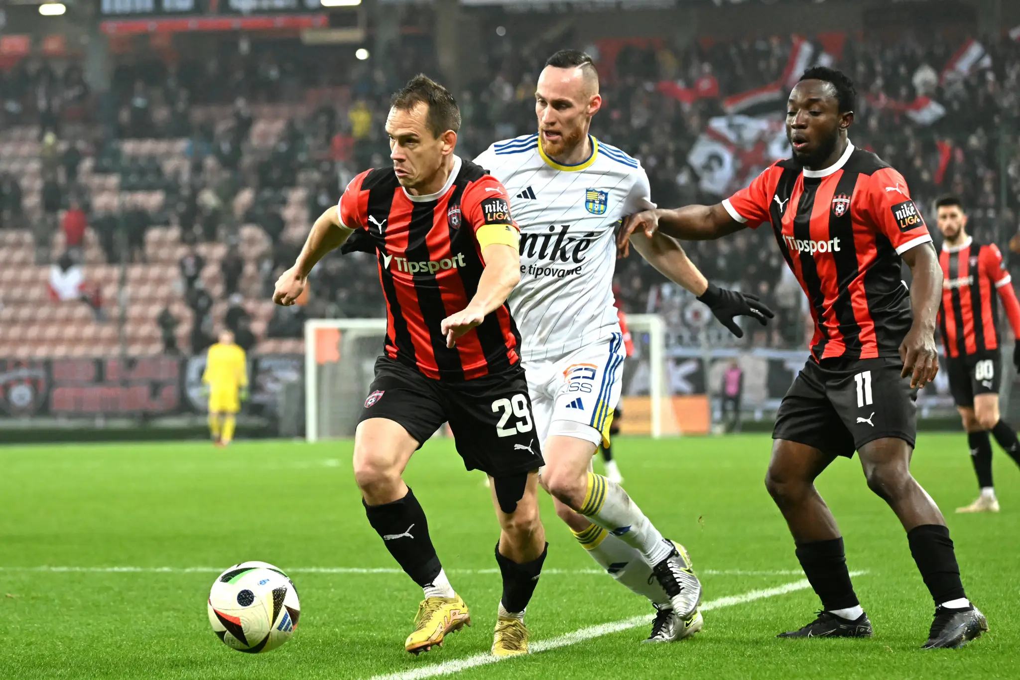 Na snímke zľava kapitán Trnavy Martin Mikovič, hráč Košíc David Gallovič a hráč Trnavy Philip Azango.