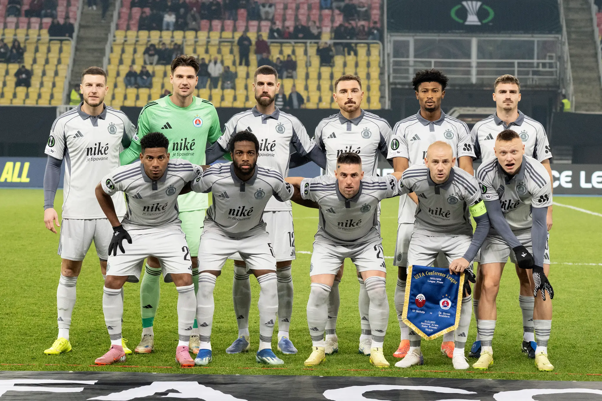 Hráči Slovana pred stretnutím s FK Škendija