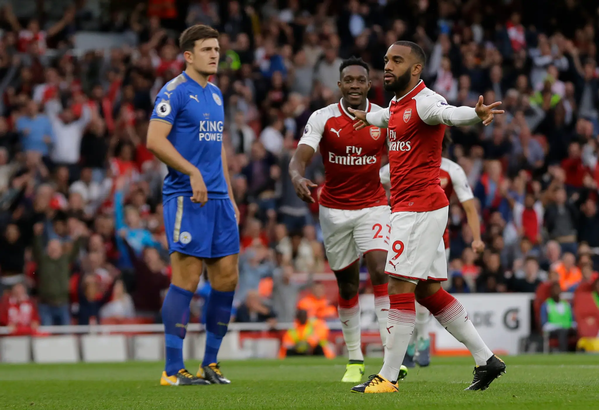 Hráč Arsenalu Londýn Alexandre Lacazette (vpravo) sa raduje po góle.