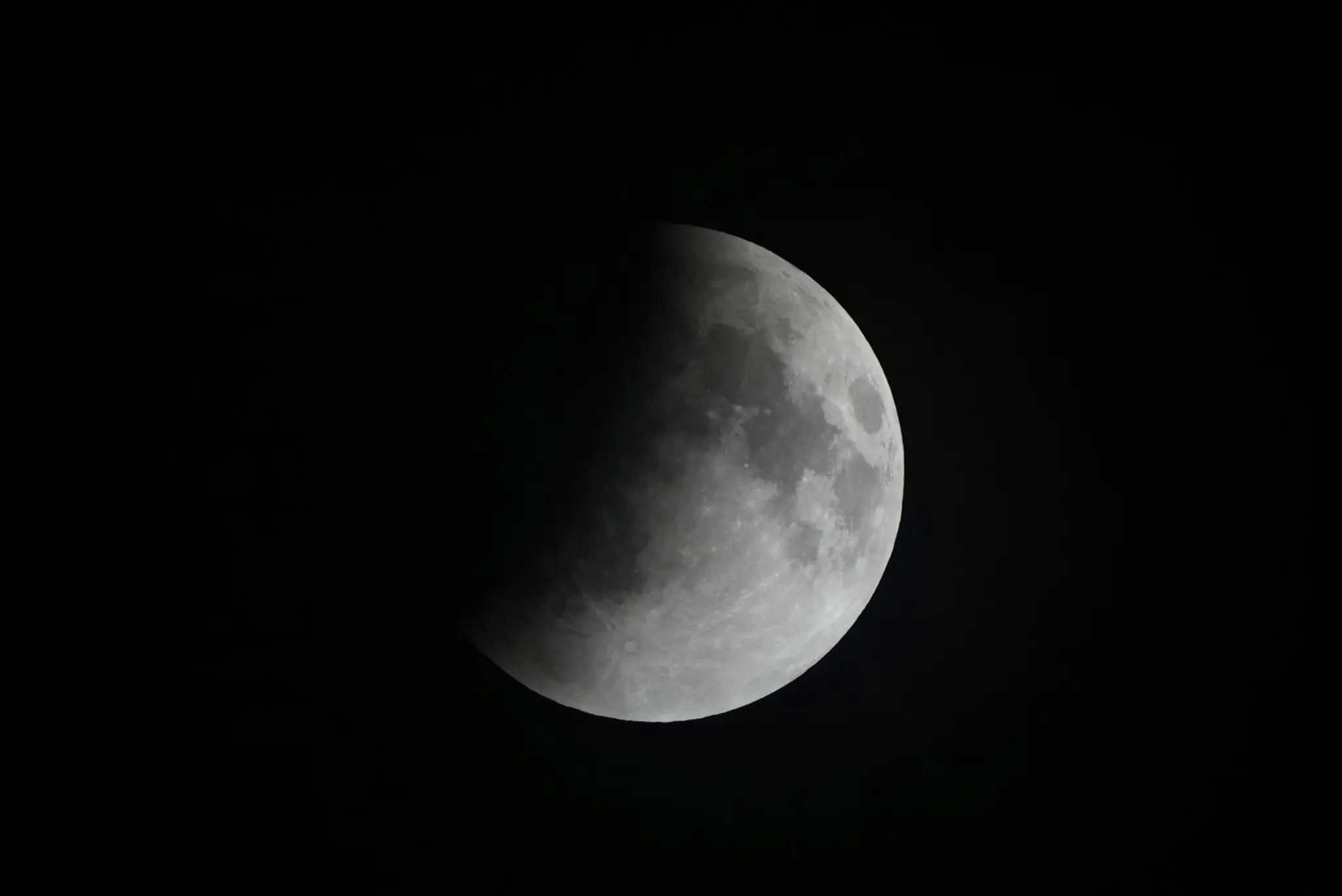 FOTO: Nebo nám ponúklo jedinečné divadlo. Ľudia si mohli vychutnať vzácne zatmenie Mesiaca