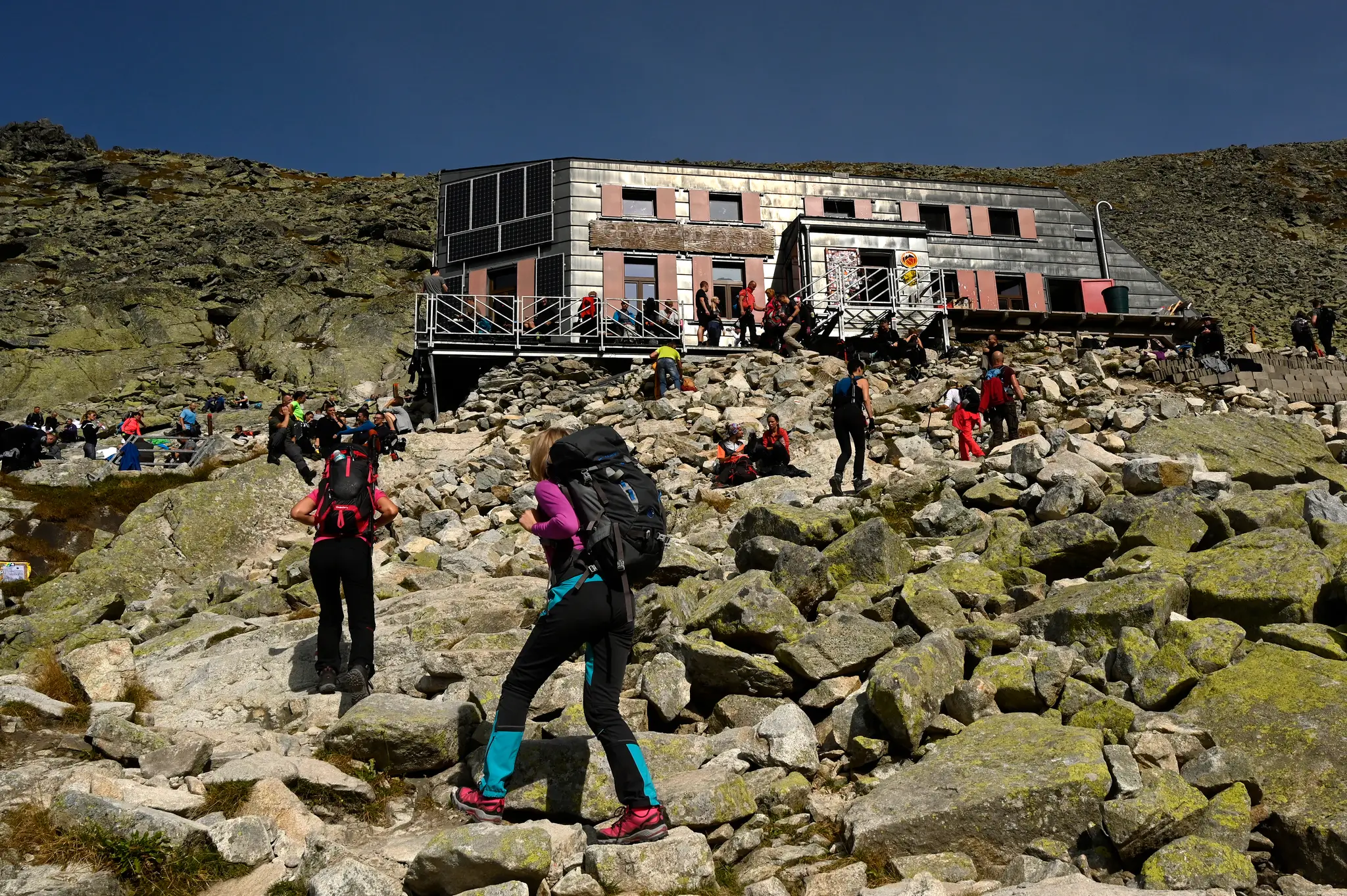 Turisti na chate pod Rysmi