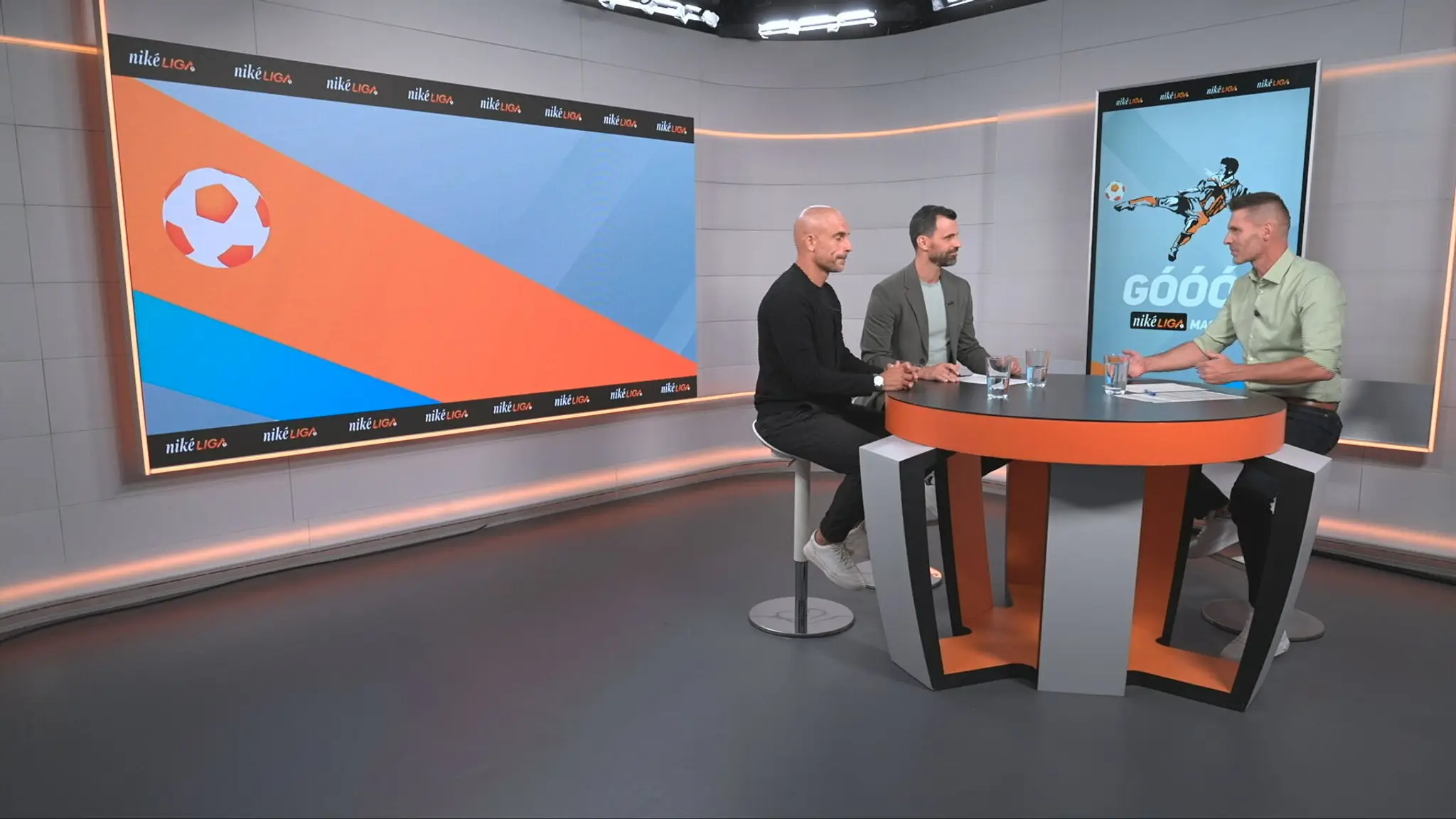 Moderátor Marián Tomčák a futbaloví experti Juraj Piroska a Martin Mikulič.