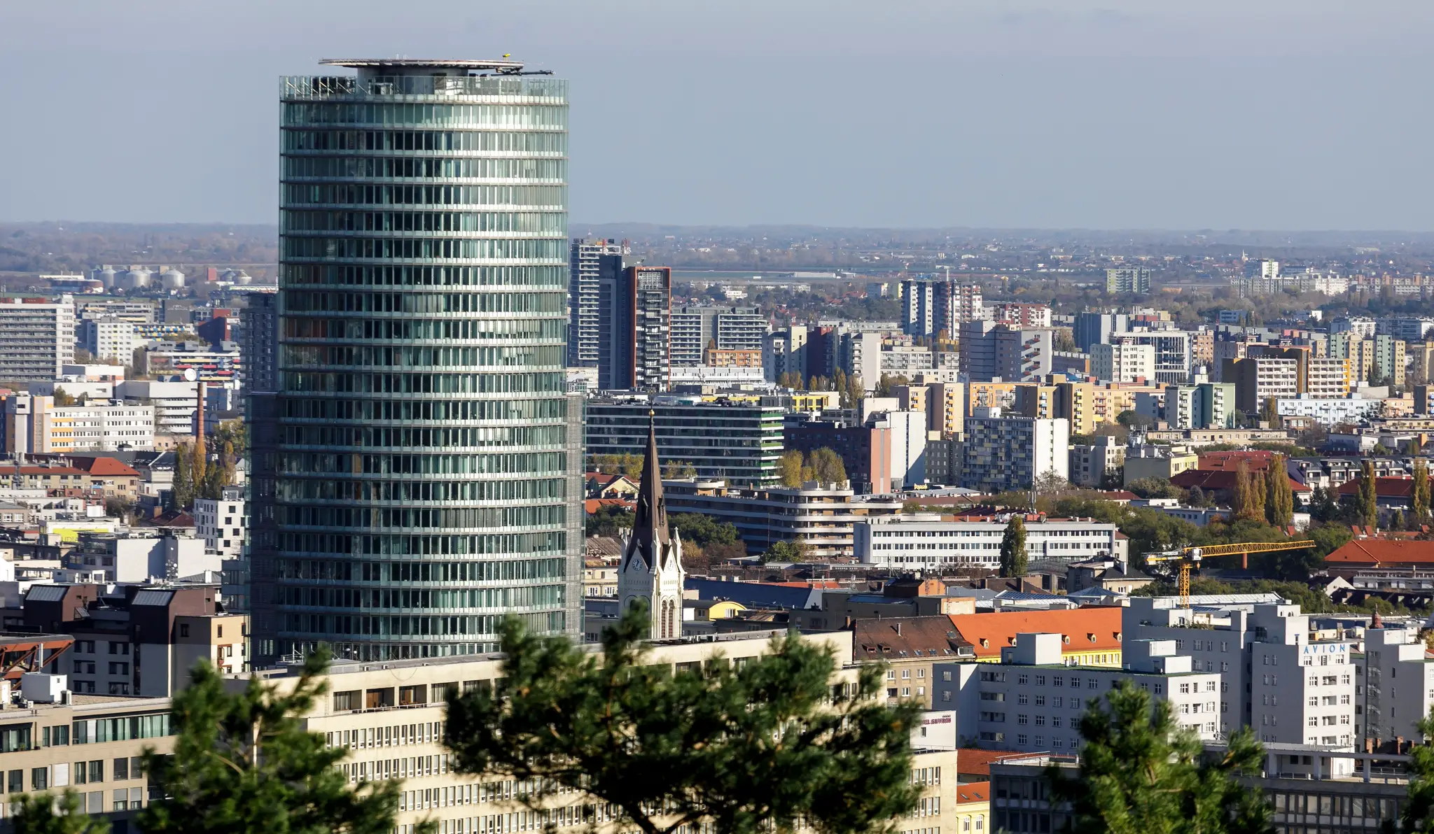 Na snímke pohľad na budovu Národnej banky Slovenska  z vojnového pamätníka Slavín.