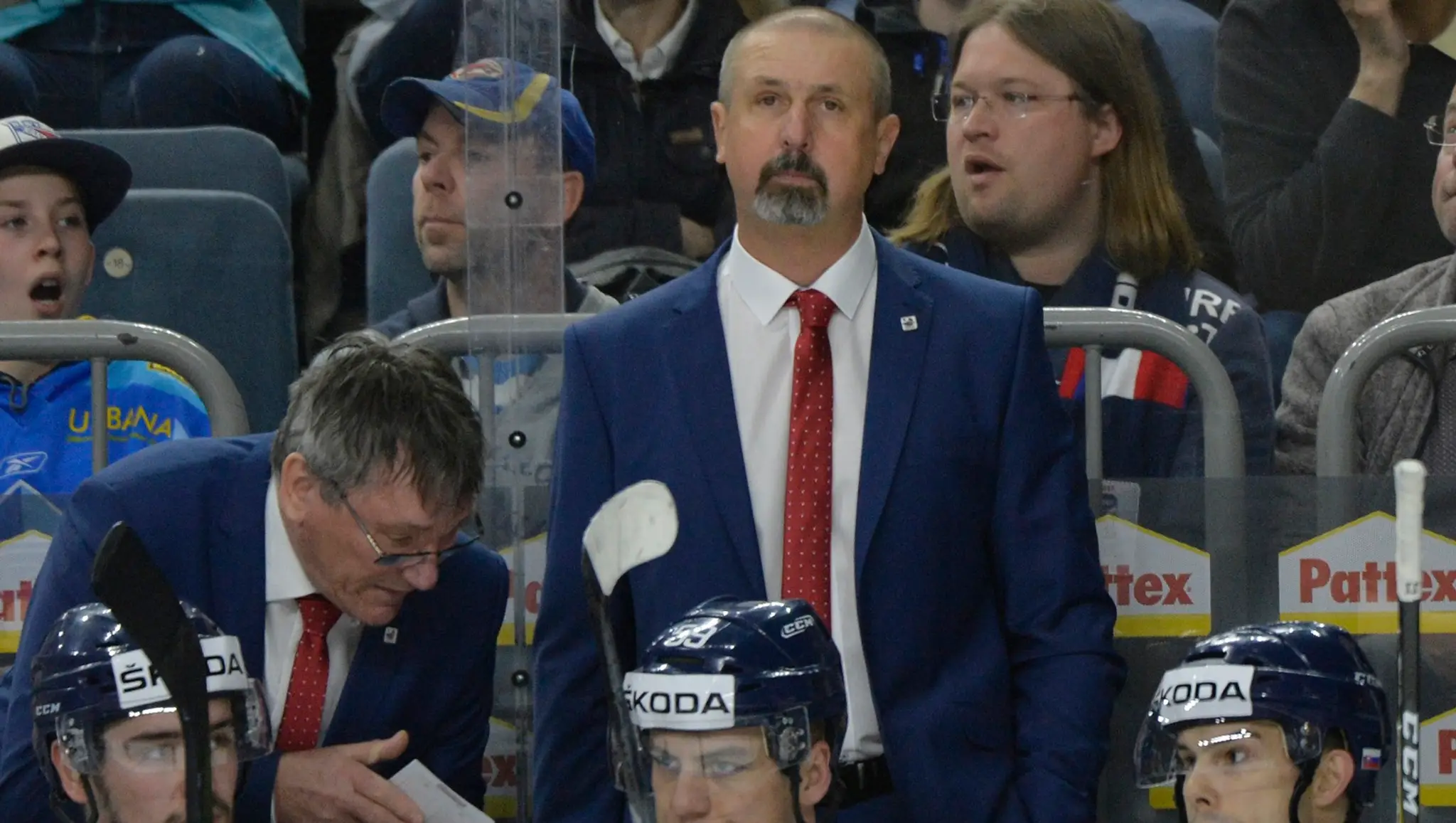 Na snímke tréner slovenskej reprezentácie Zdeno Cíger a jeho asistent Miroslav Miklošovič.