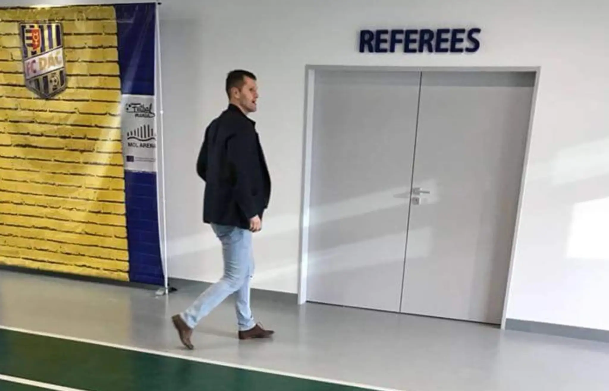 Richard Trutz pred kabínou pre zozhodcov na štadióne v Dunajskej Strede.
