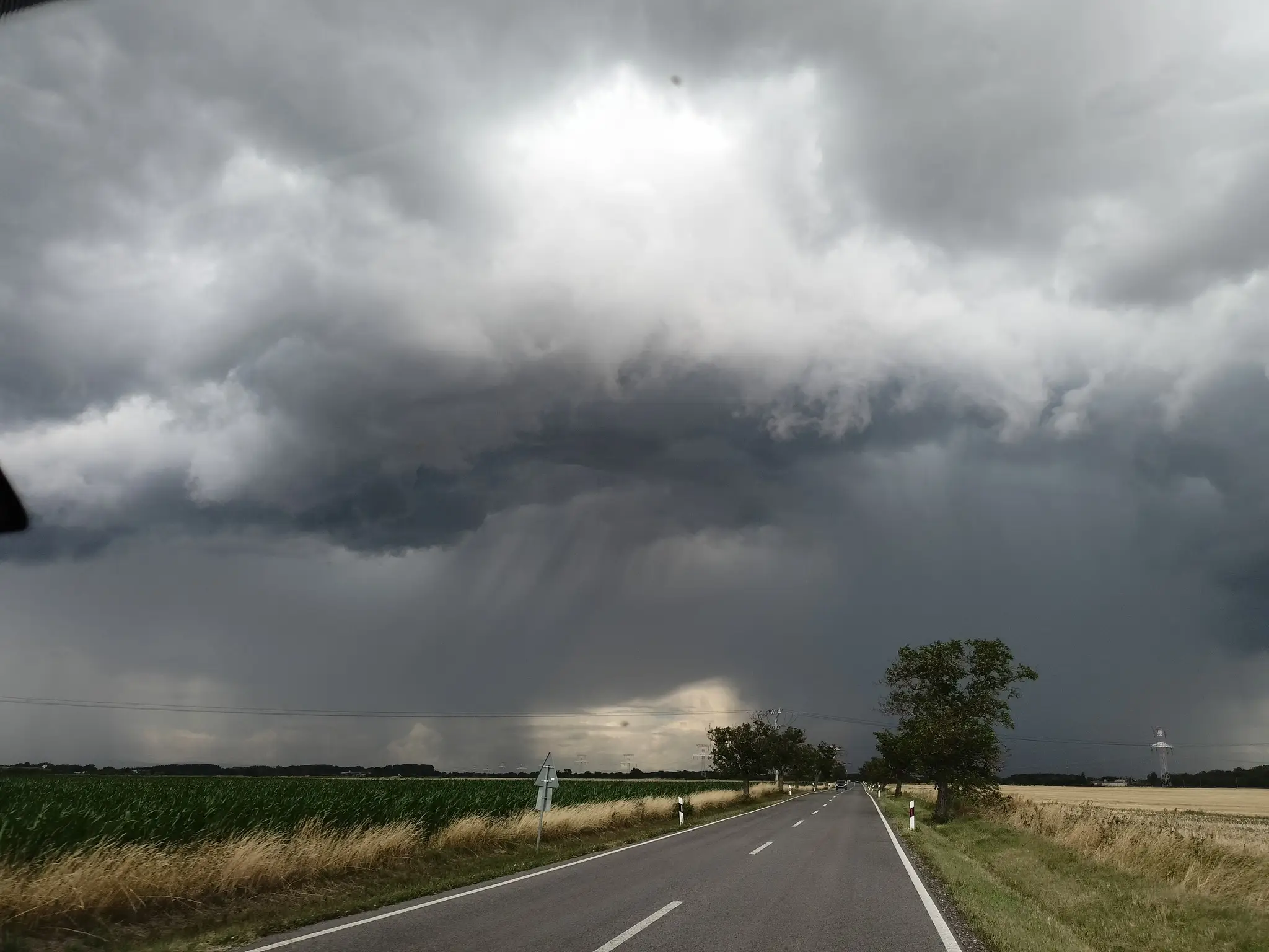 FOTO: Cez Slovensko sa presúvajú čierne mračná. SHMÚ vydal výstrahy