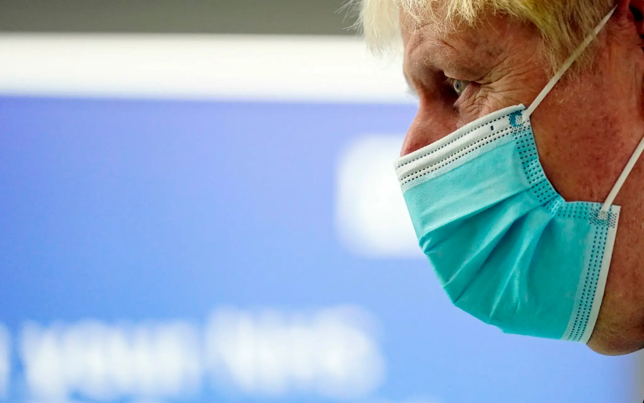 Britský premiér Boris Johnson počas návštevy očkovacieho centra na štadióne v anglickom meste Aylesbury.