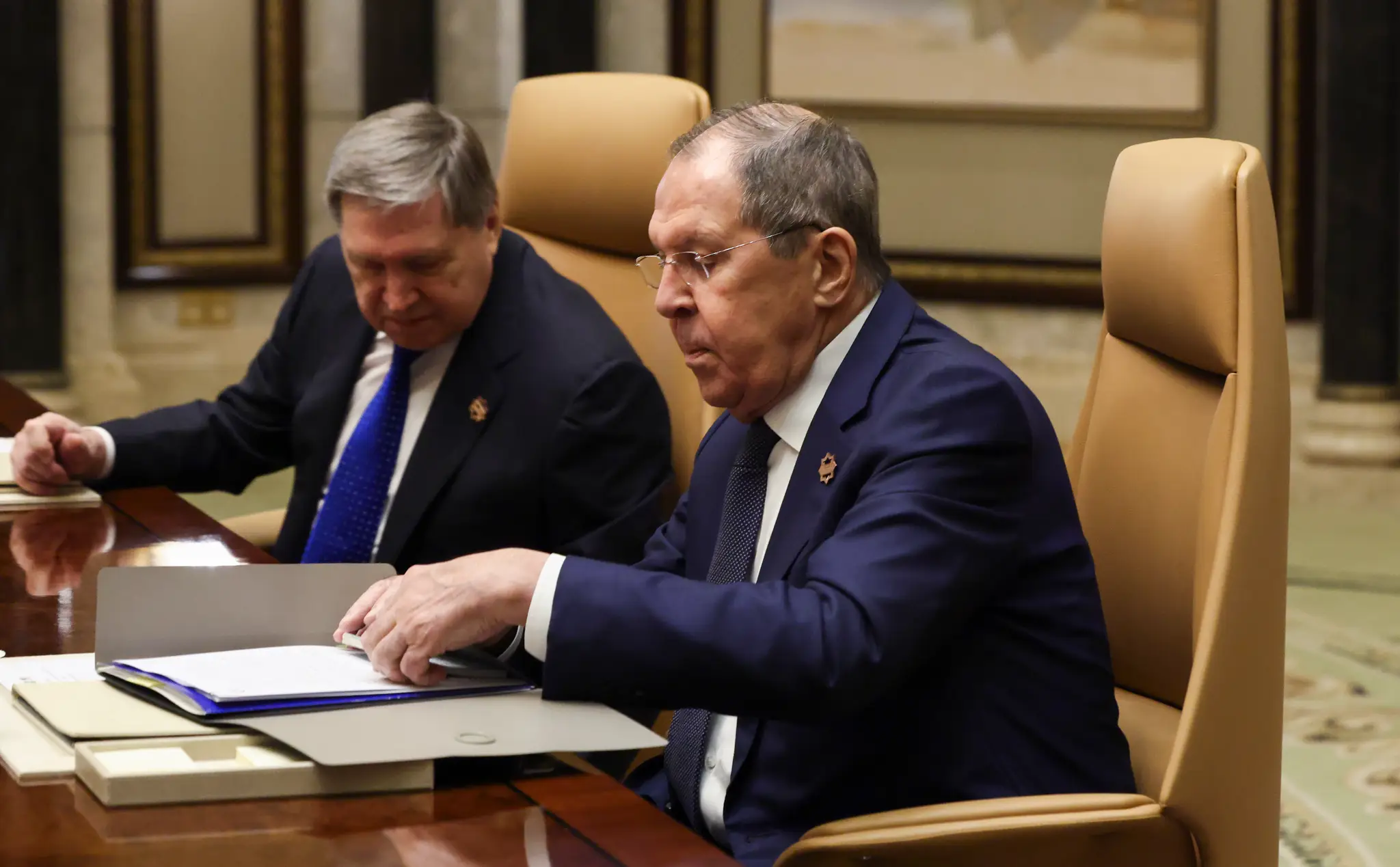 Šéf ruskej diplomacie Sergej lavrov a poradca ruského prezidenta Jurij Ušakov.