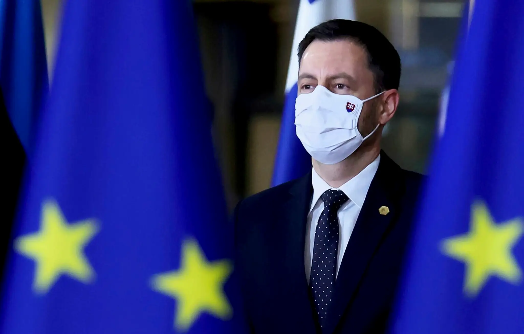 Premiér SR Eduard Heger prichádza na summit EÚ v Bruseli.