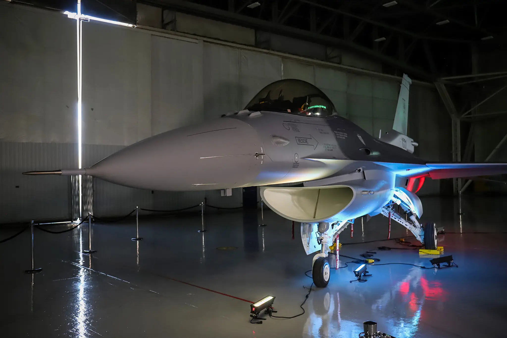Na snímke prvá stíhačka F-16 so slovenským znakom.