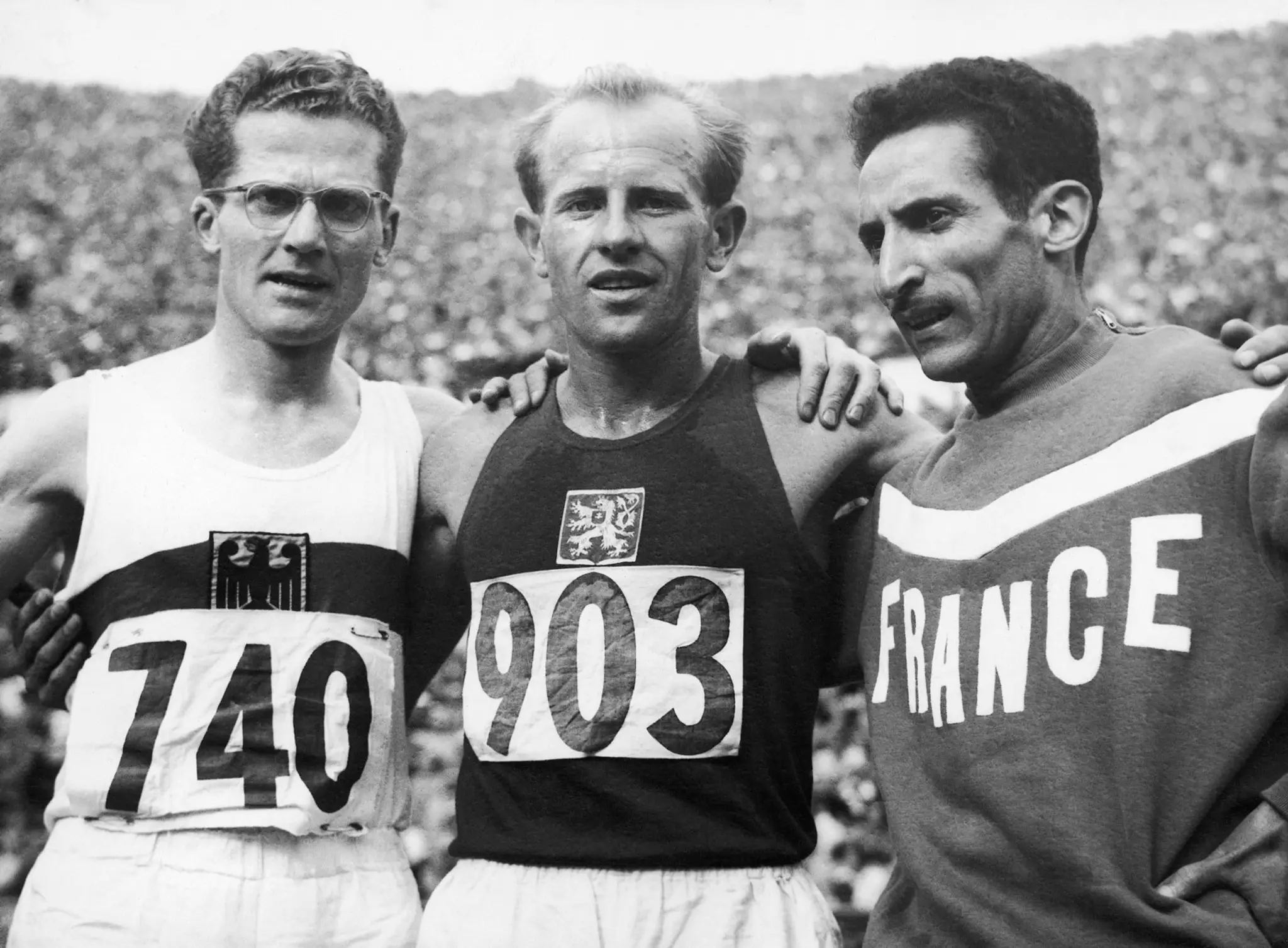 Emil Zátopek pózuje v cieli po triumfe na 5000m trati na OH 1952 v Helsinkách.