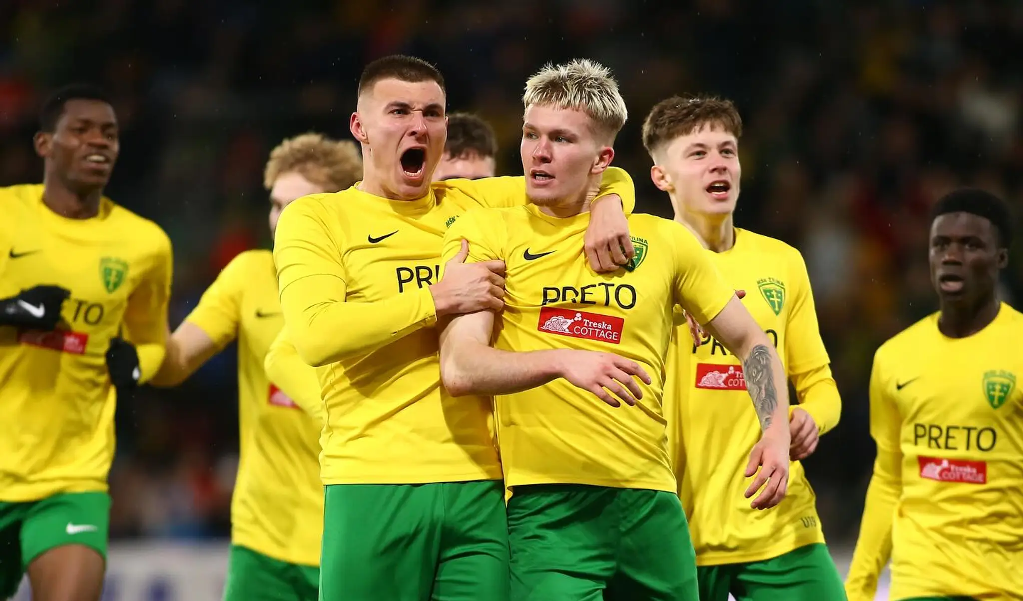 Radosť žilinských mladíkov po góle do siete Borussie Dortmund