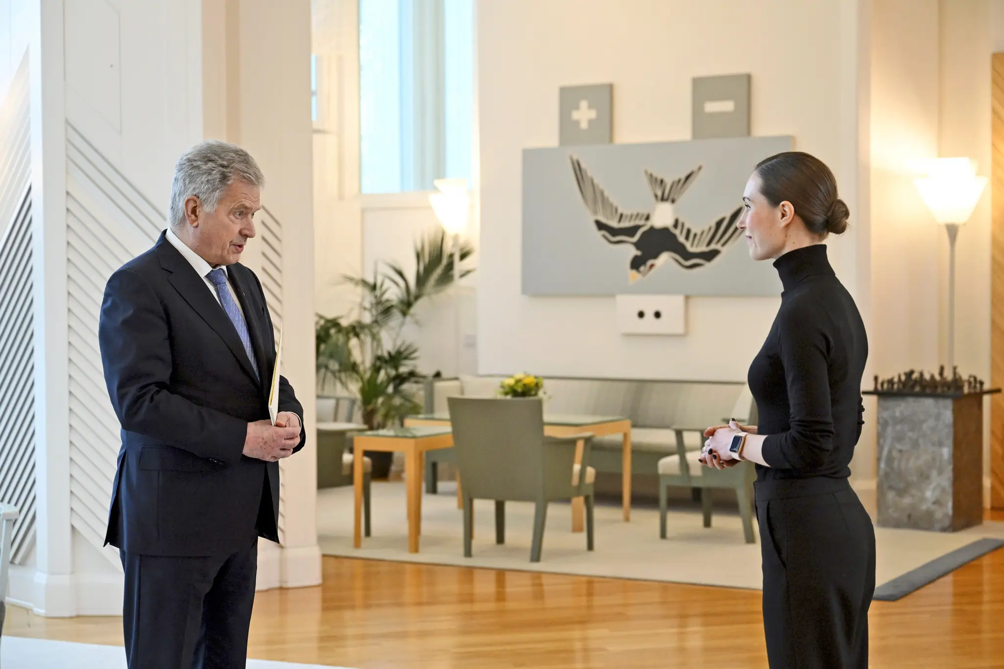 Líderka Sociálno-demokratickej strany (SDP) a fínska premiérka Sanna Marinová (vpravo) odovzdala abdikáciu svojho vládneho kabinetu do rúk fínskeho prezidenta Sauliho Niinistöu.