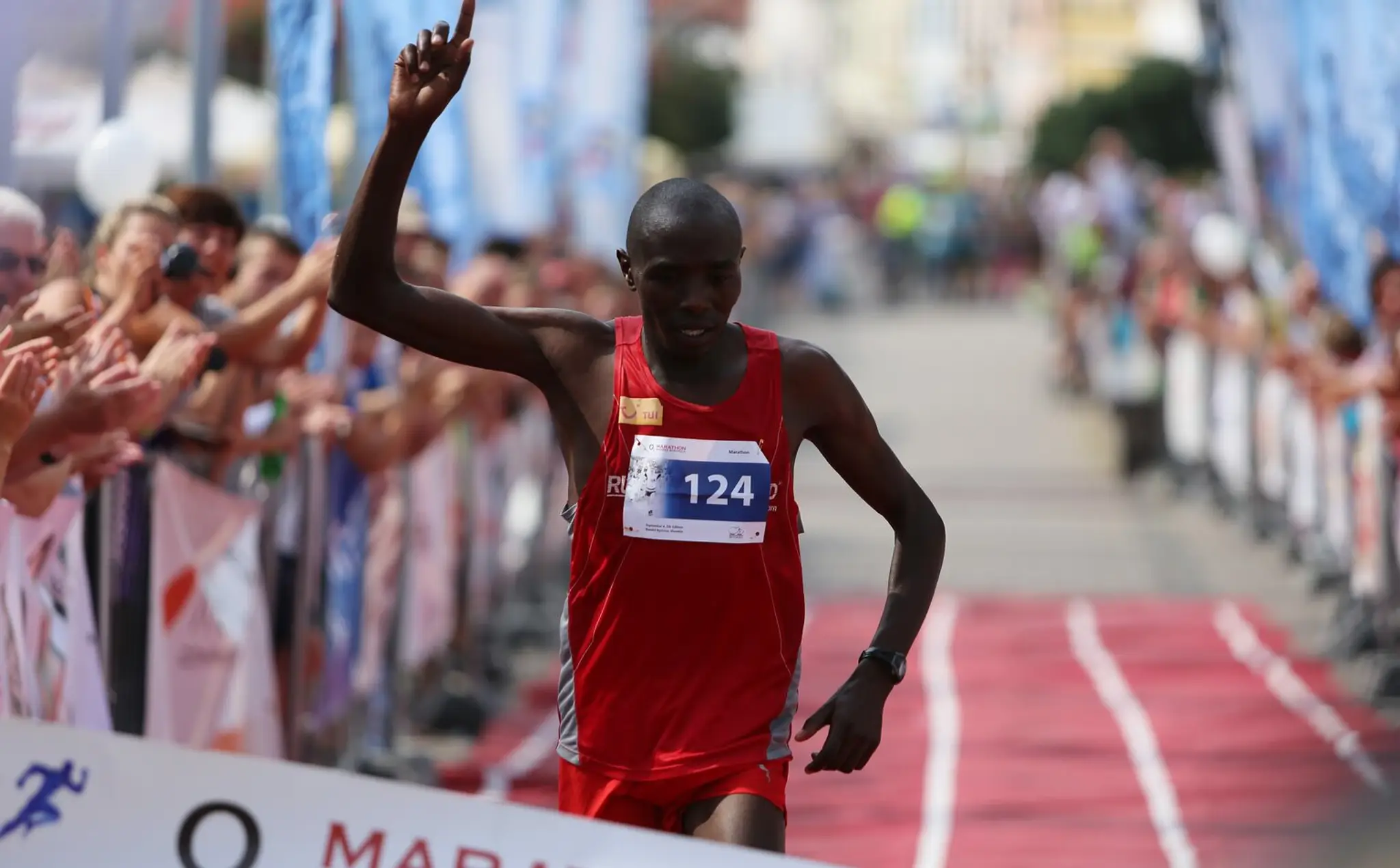 Na snímke víťazný keňský bežec Wilson Wambugu Kamau. 