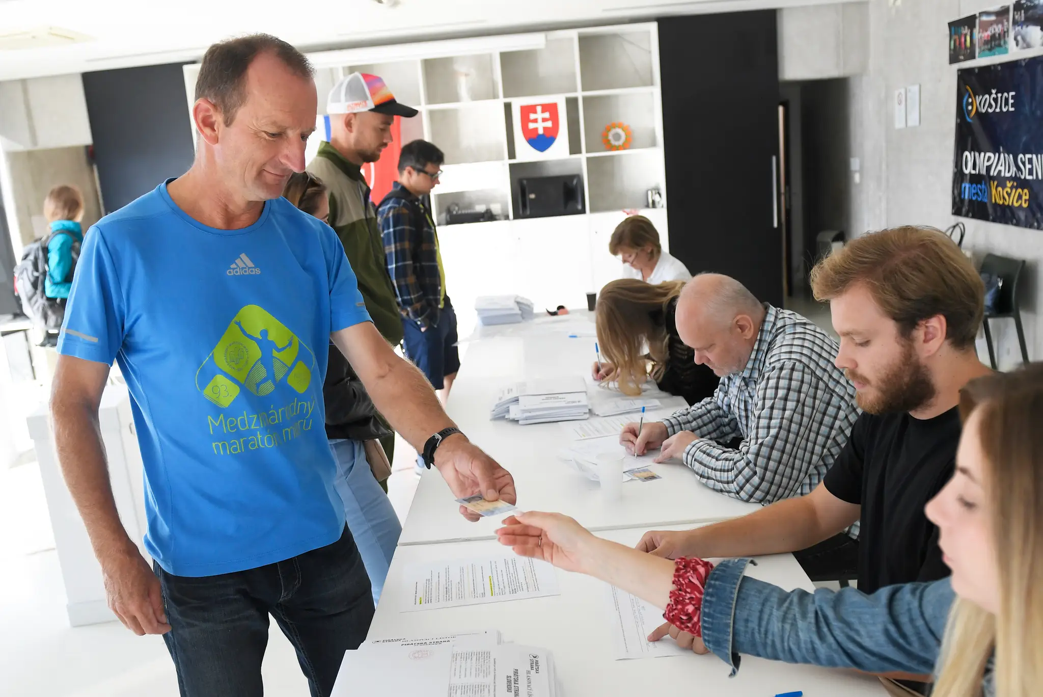 Maratónsky bežec po registrácii na MMM volí vo volebnej miestnosti v Kulturparku v Košiciach.