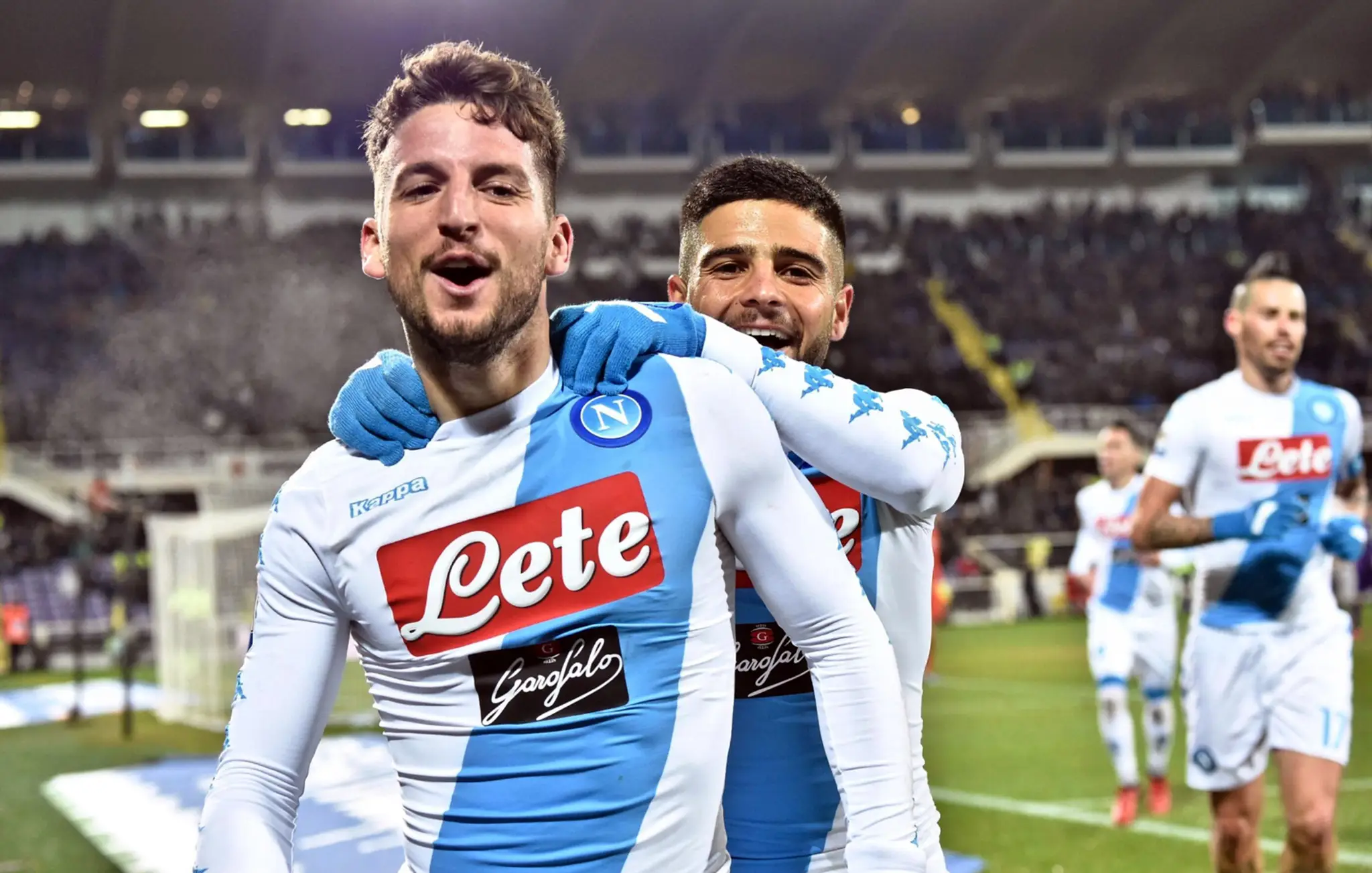 Šťastný strelec Neapola Dries Mertens oslavuje gól do siete Fiorentiny so spoluhráčom Lorenzom Insignem. 