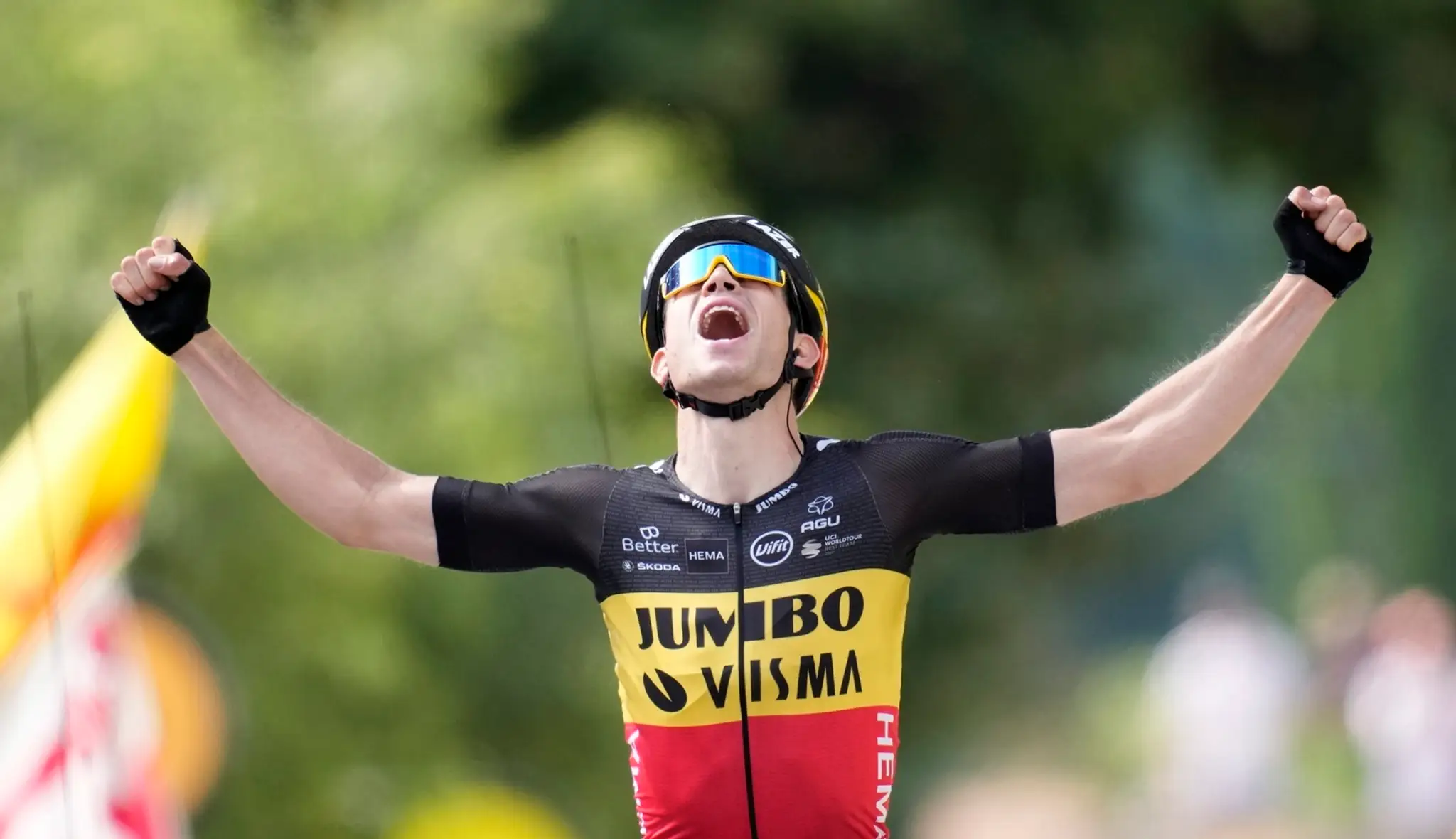 Wout van Aert sa raduje z triumfu v 11. etape na Tour de France.