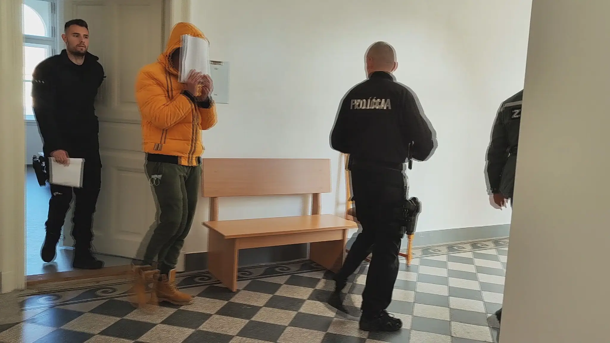 Polícia chytila muža, ktorý napadol partnerov pred vlastným domom