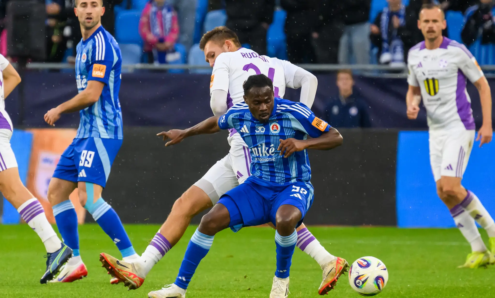 Kelvin Ofori (v strede, v modrom) opúšťa Slovan.