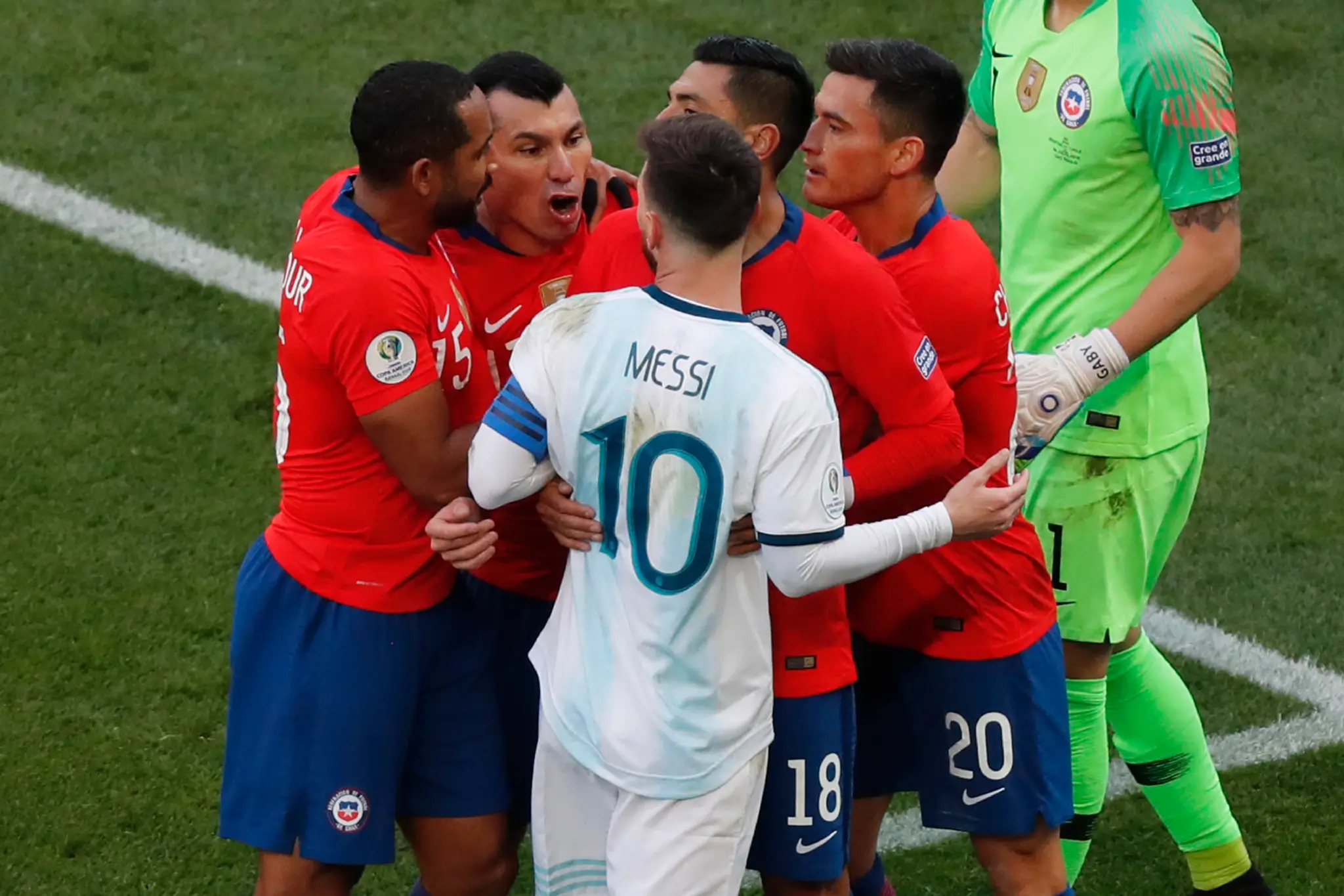 Znechutený Messi odchádza z ihriska po červenej karte.