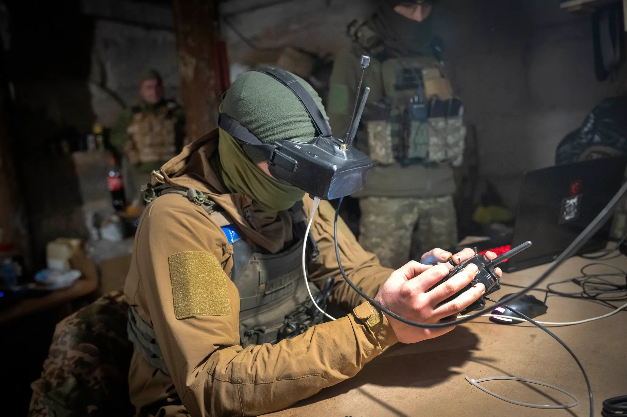 Ukrajinský vojak kontroluje dron na frontovej línii pri meste Avdijivka v Doneckej oblasti.