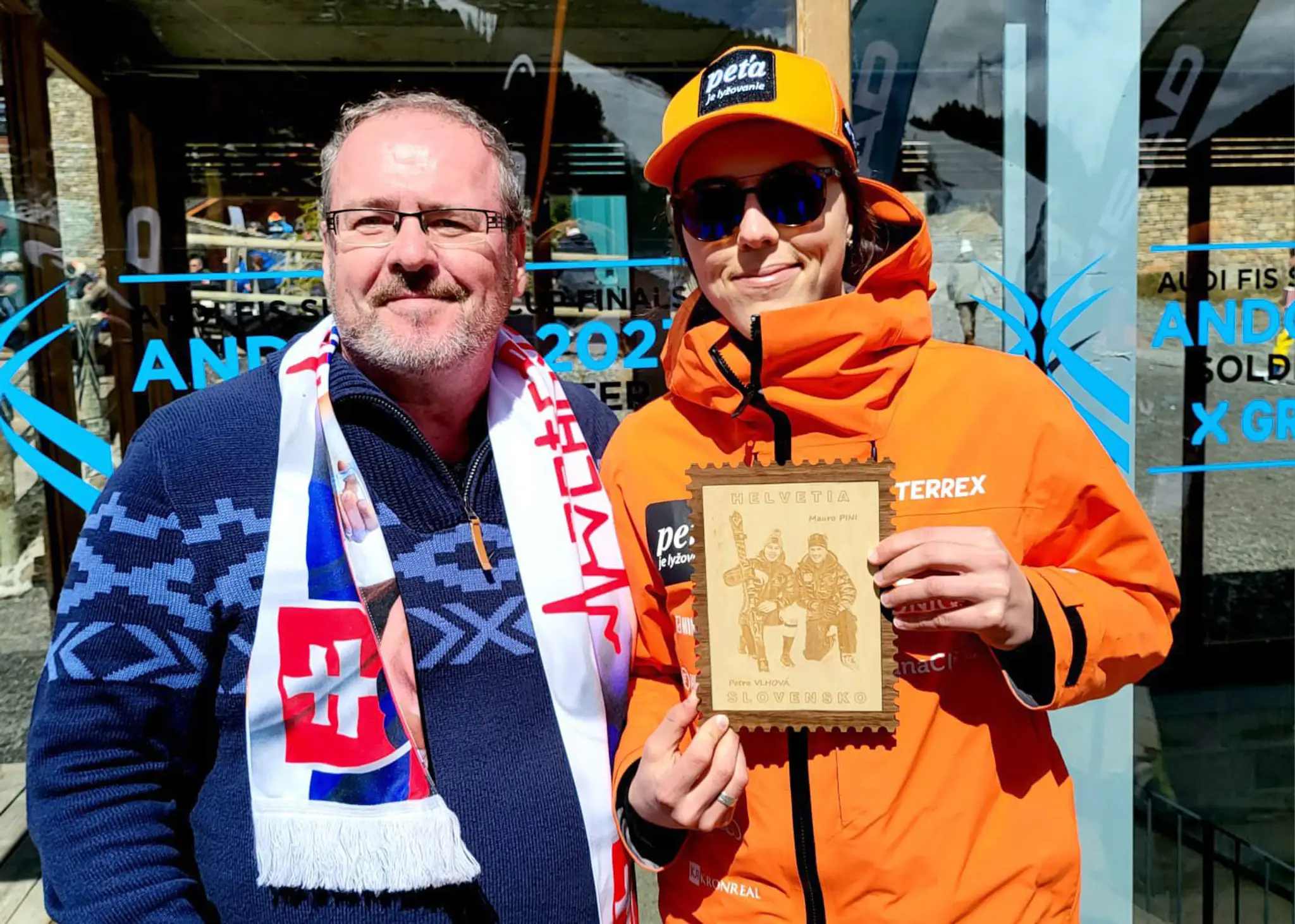 Riaditeľ strednej školy drevárskej vo Vranove nad Topľou Igor Šesták odovzdal slovenskej lyžiarke Petre Vlhovej drevenú známku