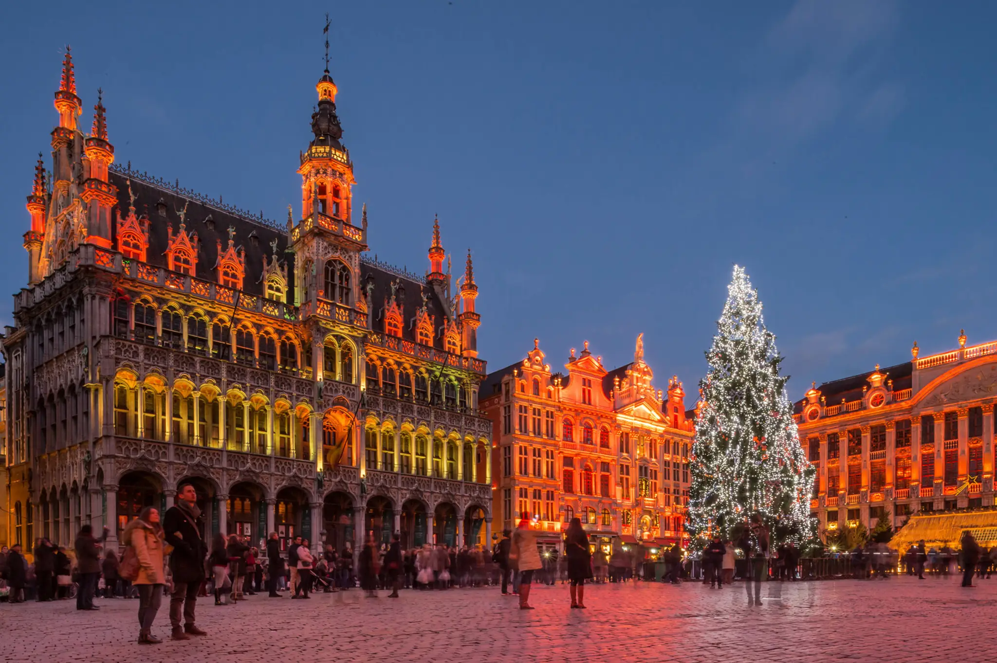Vianočný strom a svetelná výzdoba na budovách na Veľkom námestí v Bruseli. (archív 2014)