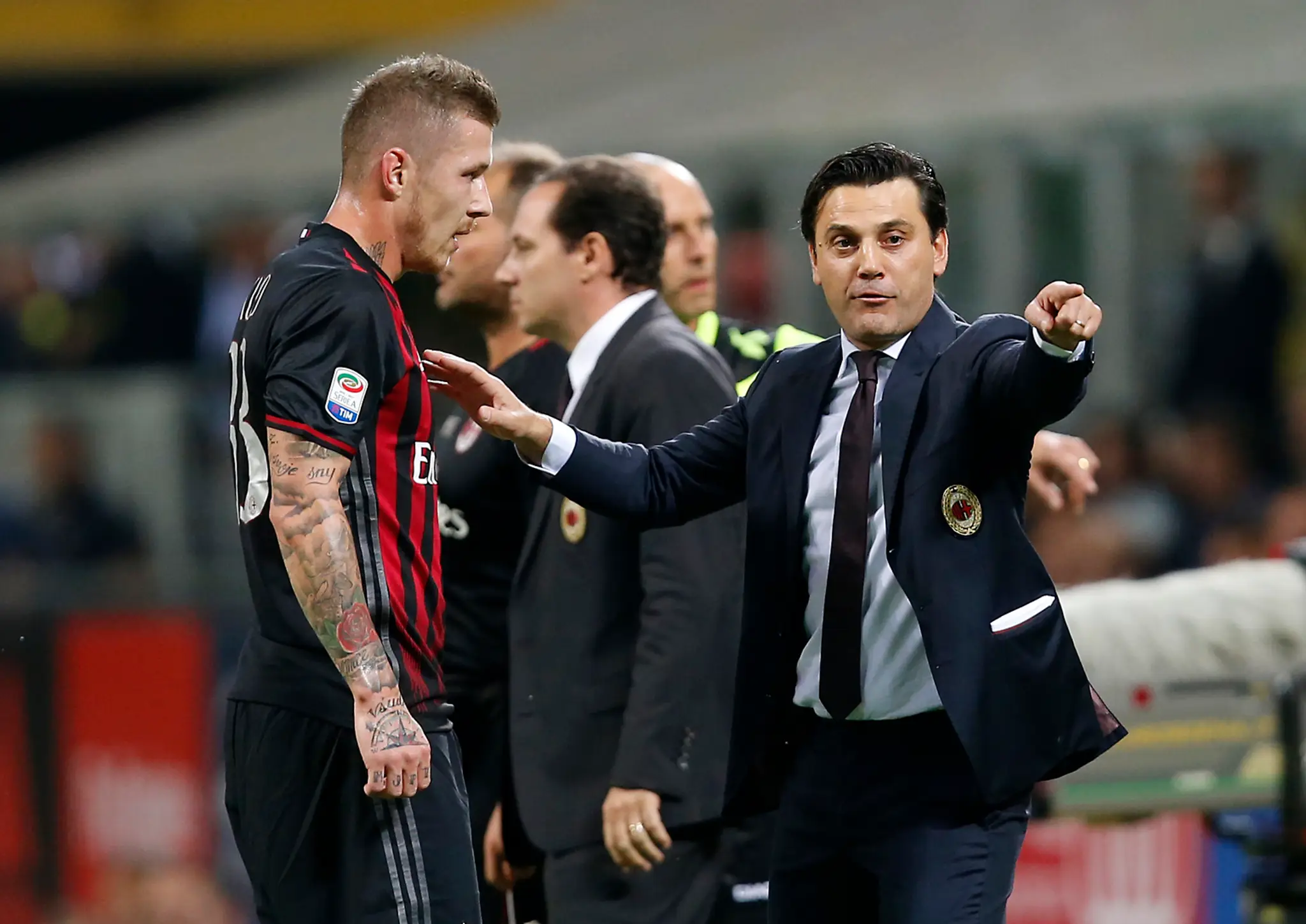 Juraj Kucka dostáva pokyny od trénera AC Miláno Vincenza Montelu.