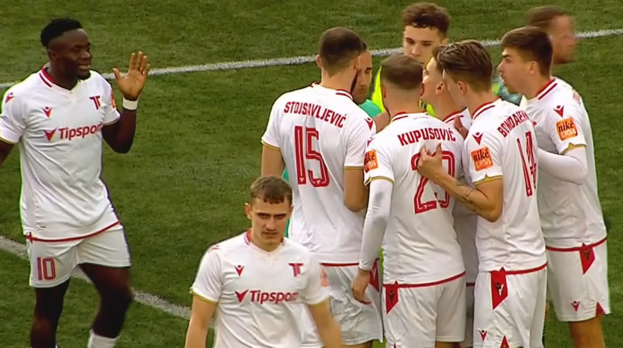 Hráči Trenčína obkolesili rozhodcu po odpískaní pokutového kopu.
