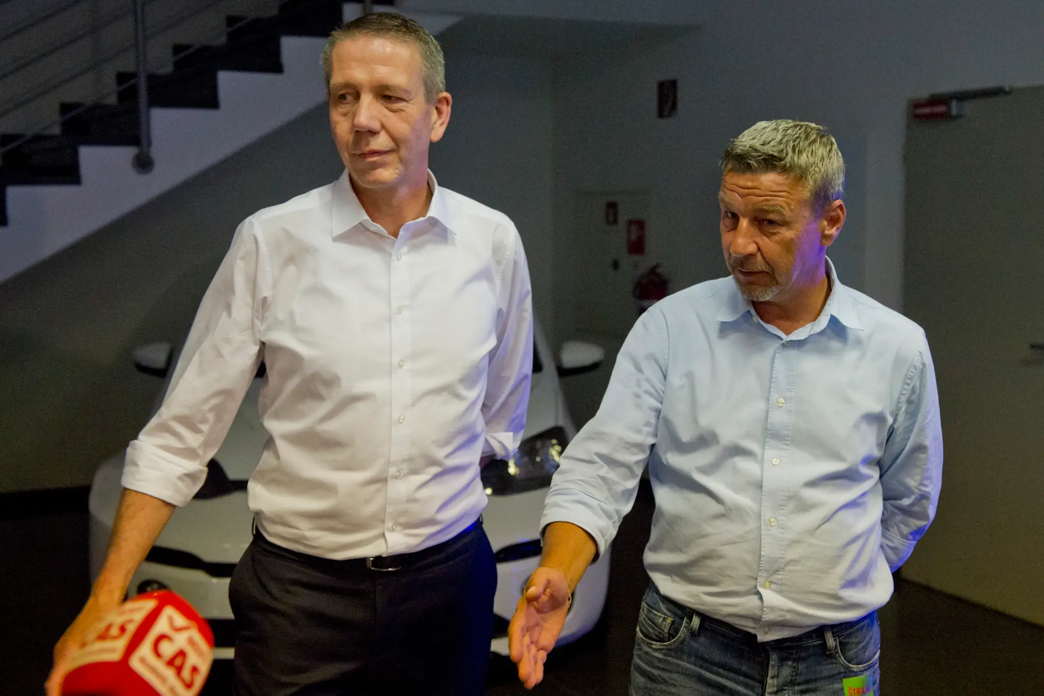 Predseda predstavenstva Volkswagen Slovakia Ralf Sacht a predseda Moderných odborov Volskwagen Zoroslav Smolinský.