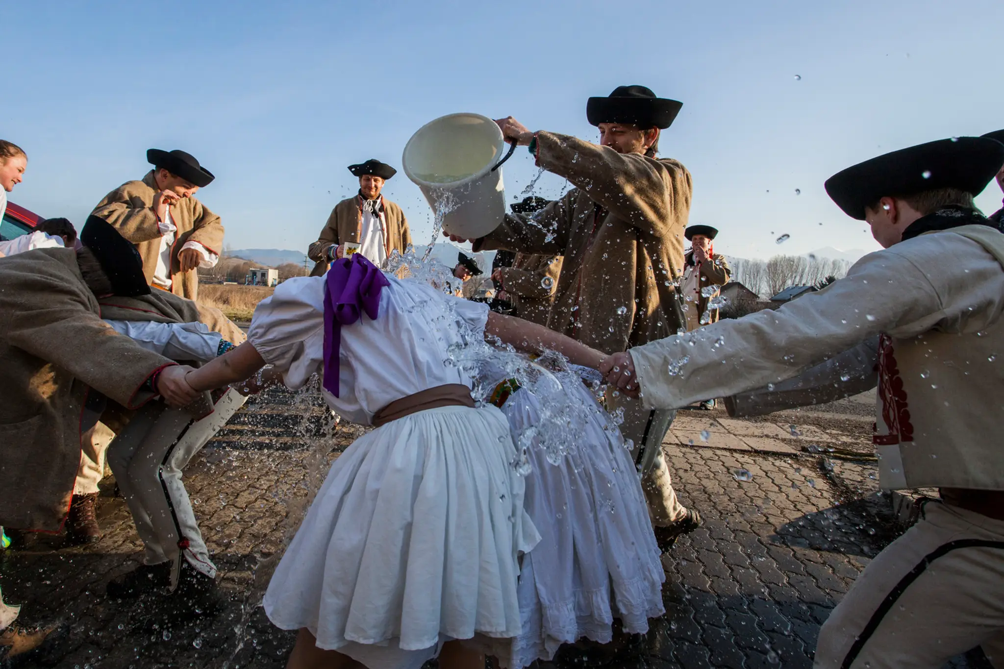 Členovia folklórneho súboru Váh počas veľkonočnej oblievačky v Liptovskom Mikuláši.
