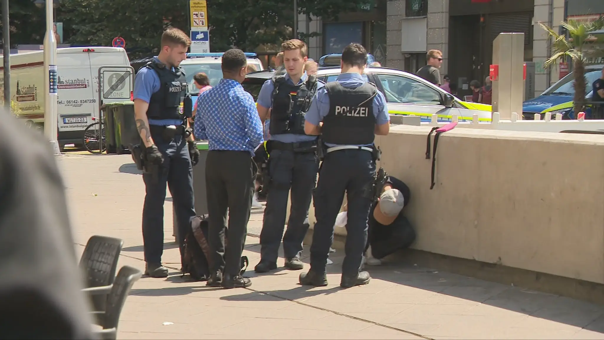 Polícia kontroluje v uliciach Frankfurtu.