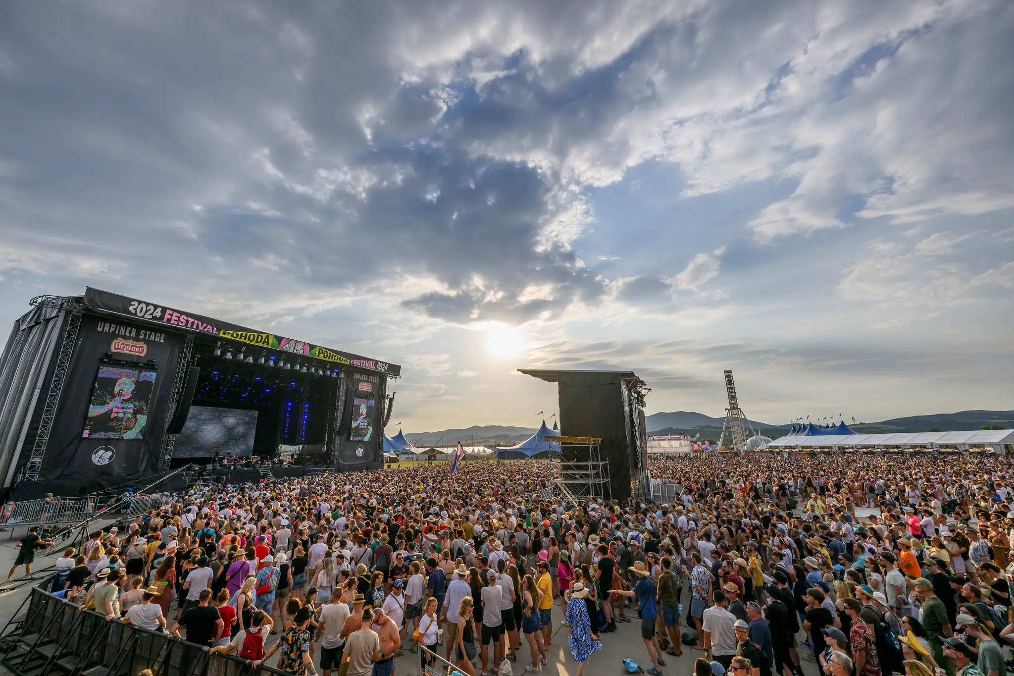 Na snímke ľudia sa bavia na koncerte skupiny Para počas 27. ročníka festivalu Pohoda.