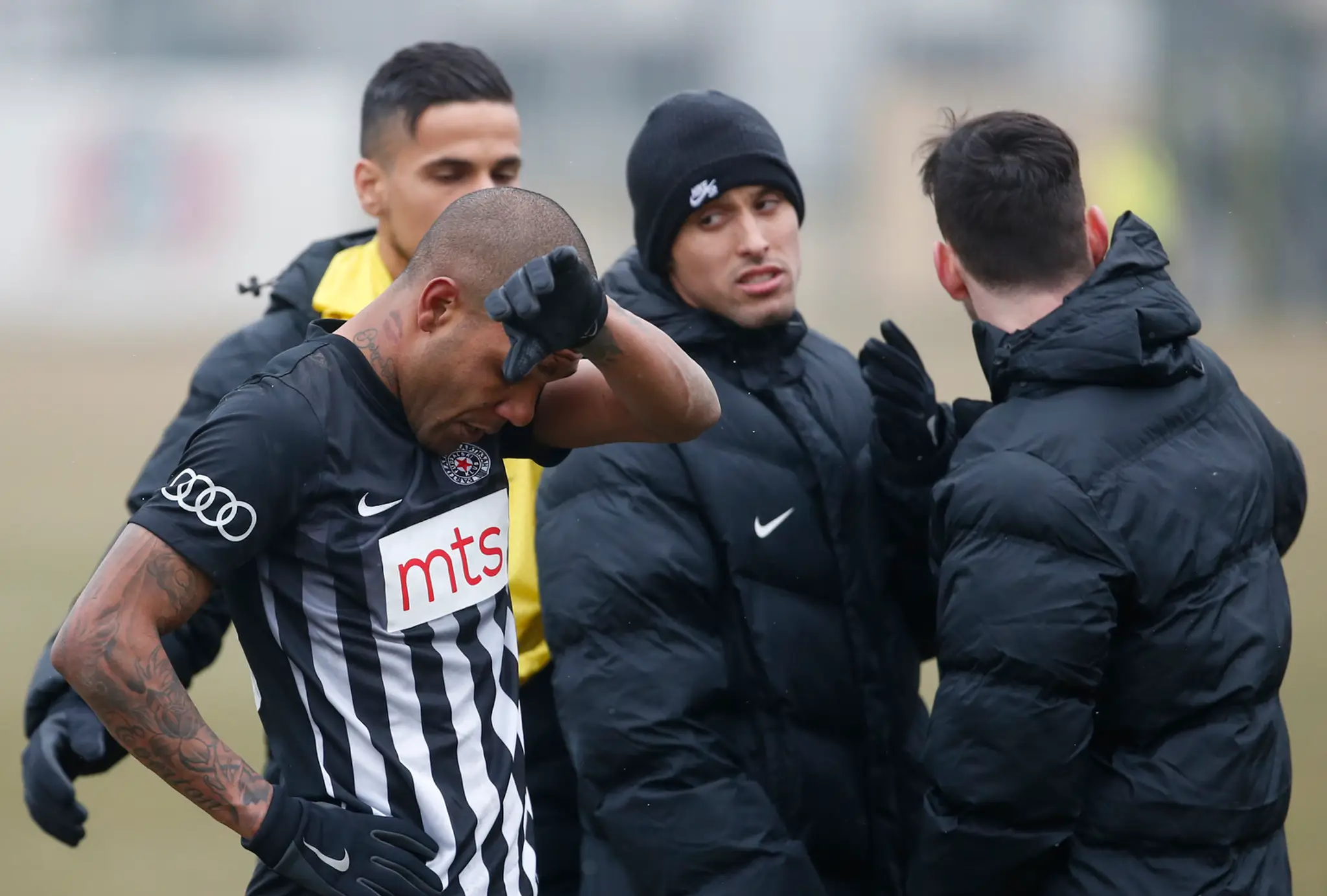 Hráč Partizanu Belehrad Everton Luiz si utiera slzy po rasistických prejavoch na svoju osobu.