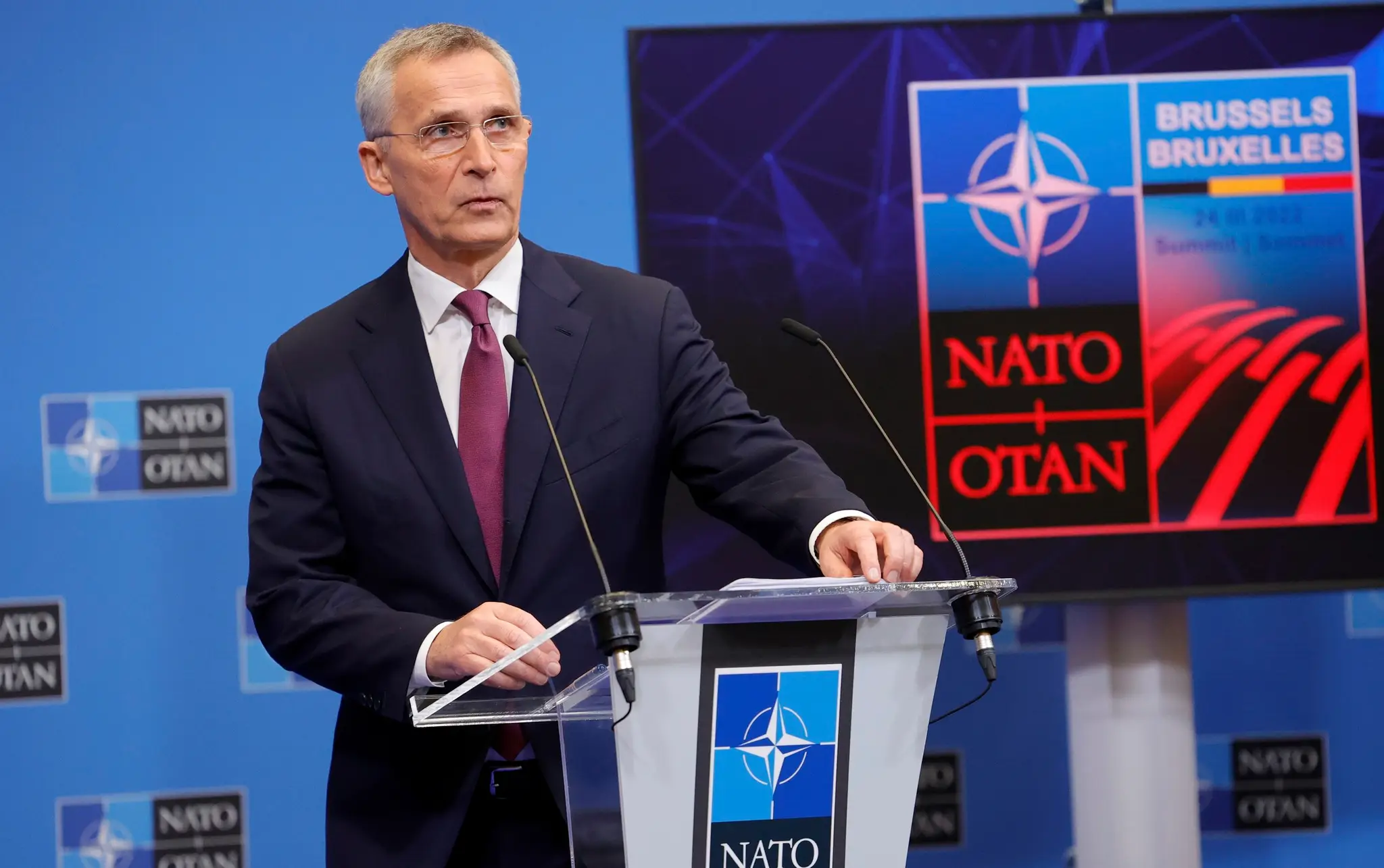 Generálny tajomník NATO Jens Stoltenberg sa prihovára počas tlačovej konferencie pred samitom Severoatlantickej aliancie.