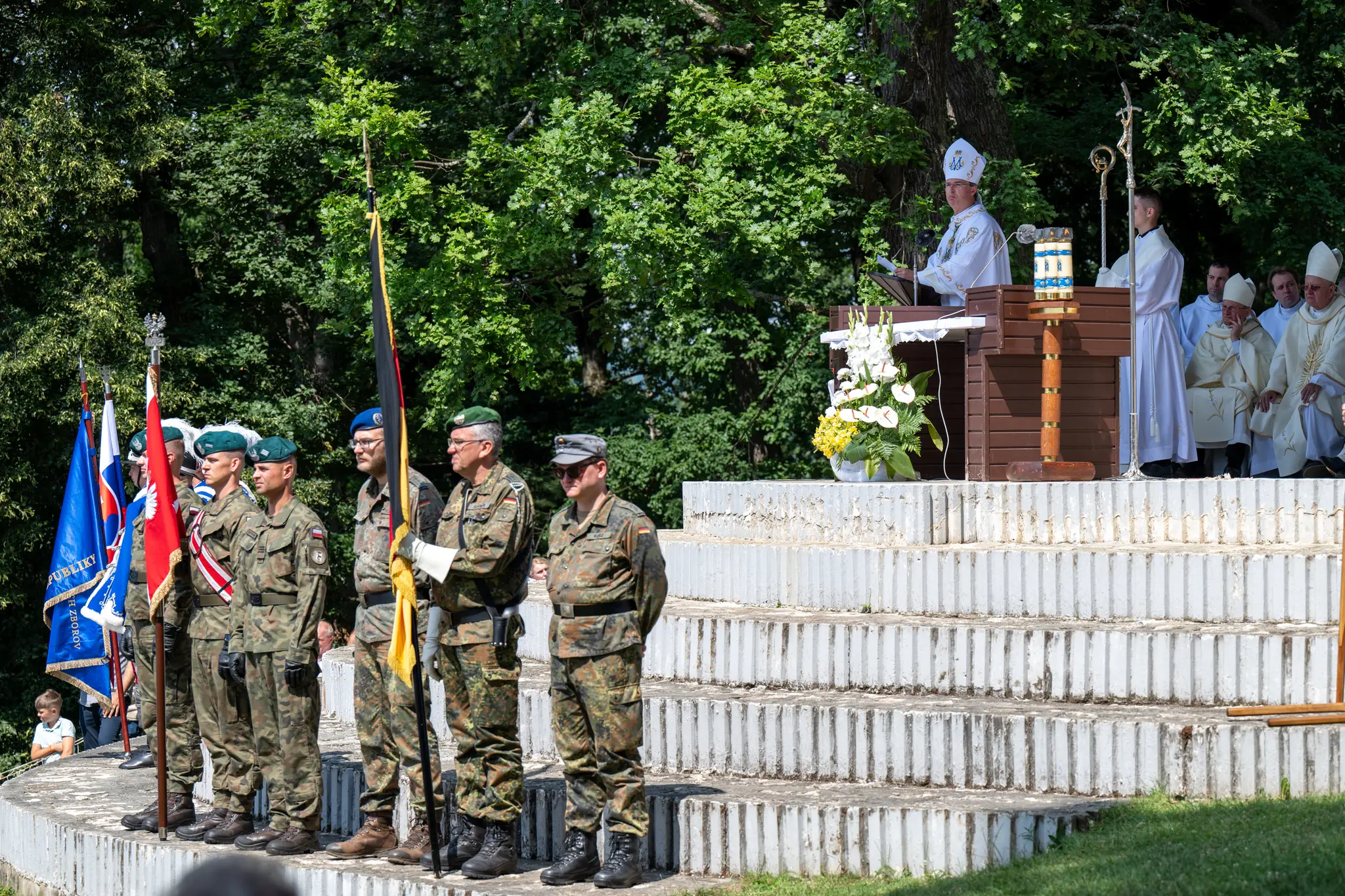 Na snímke v pozadí spišský diecézny biskup František Trstenský a popredí ozbrojené sily Poľska a Nemecka počas slávnostnej odpustovej svätej omše, ktorá je súčasťou Levočskej púte.