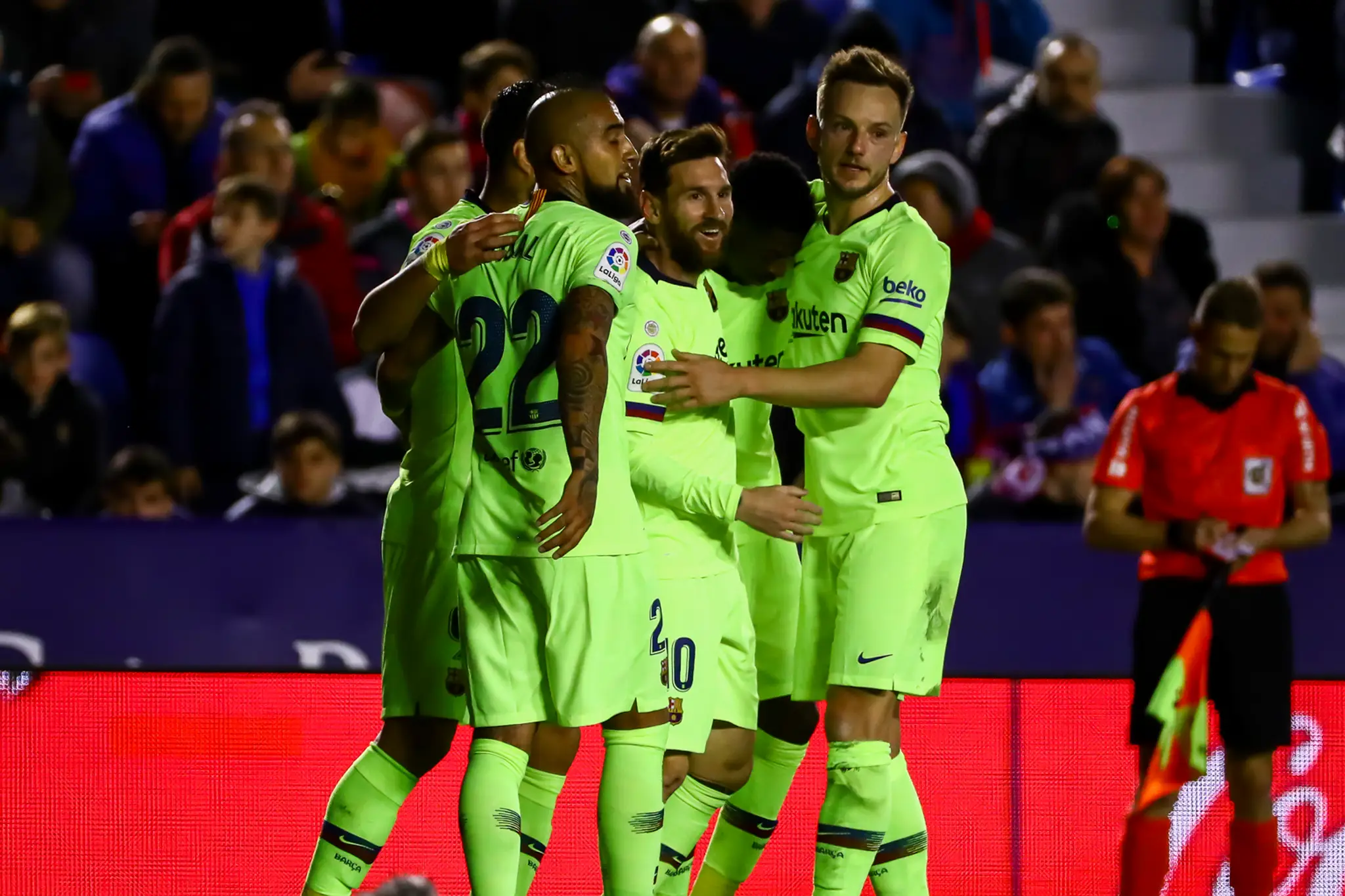 Radosť hráčov Barcelony po góle v dueli na pôde Levante.
