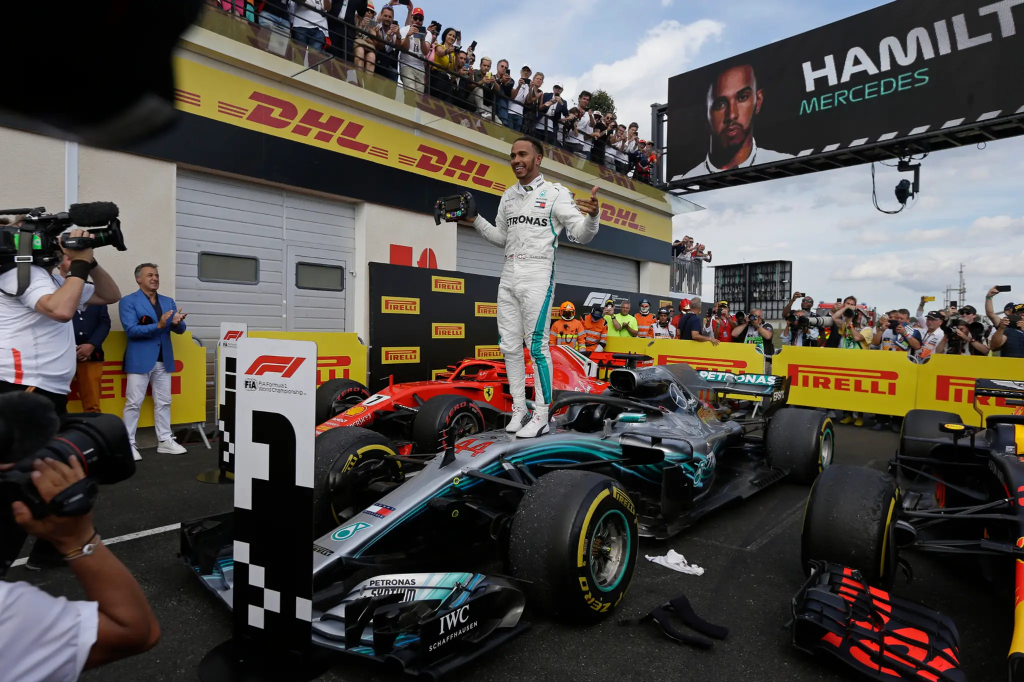 Lewis Hamilton oslavuje víťazstvo na VC Francúzska.