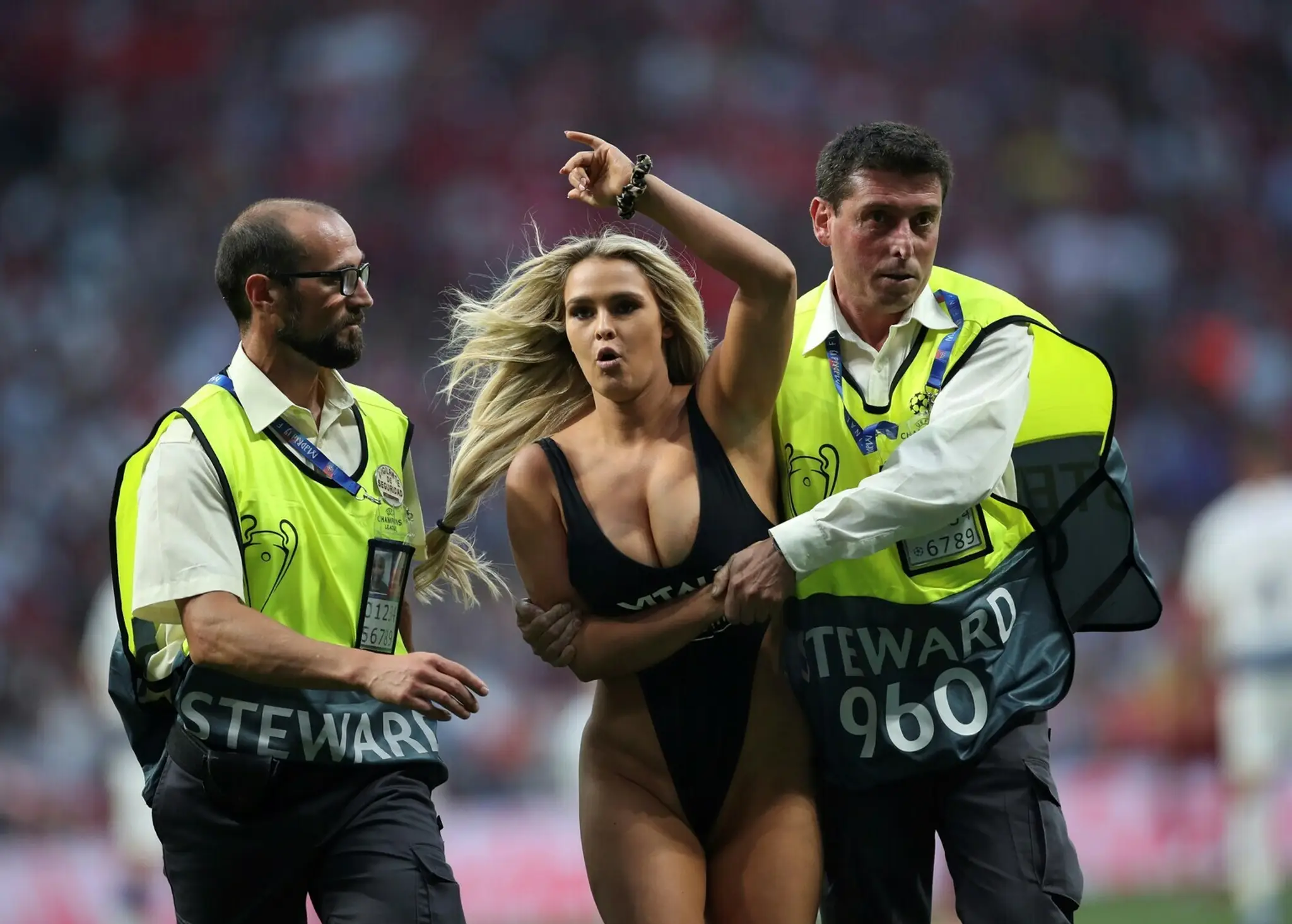 Fanúšička, ktorá vtrhla na trávnik počas finále LM medzi Tottenhamom a Liverpoolom.