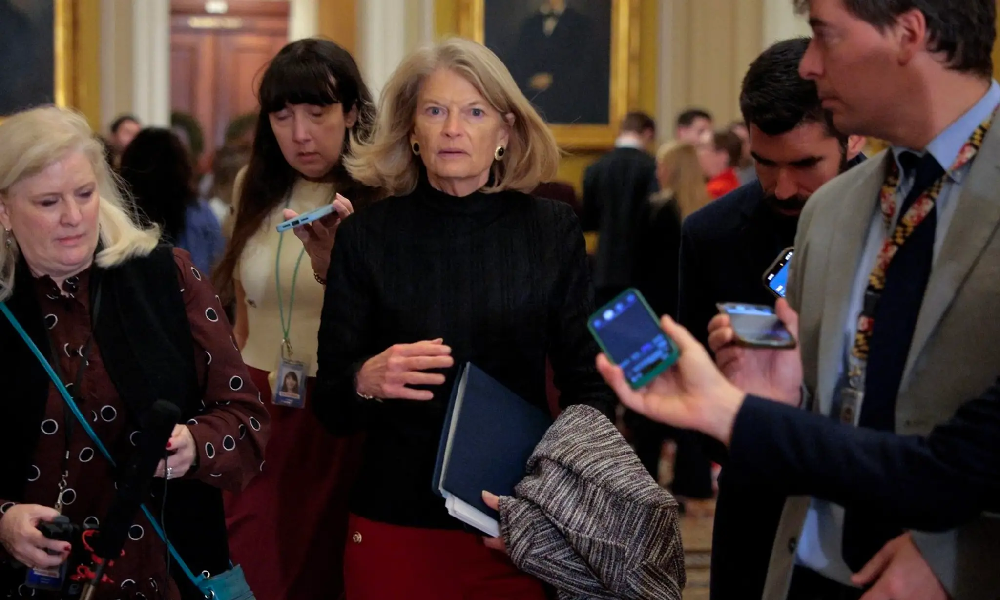Republikánska senátorka Lisa Murkowski na snímke (v strede) z 12. decembra 2025.