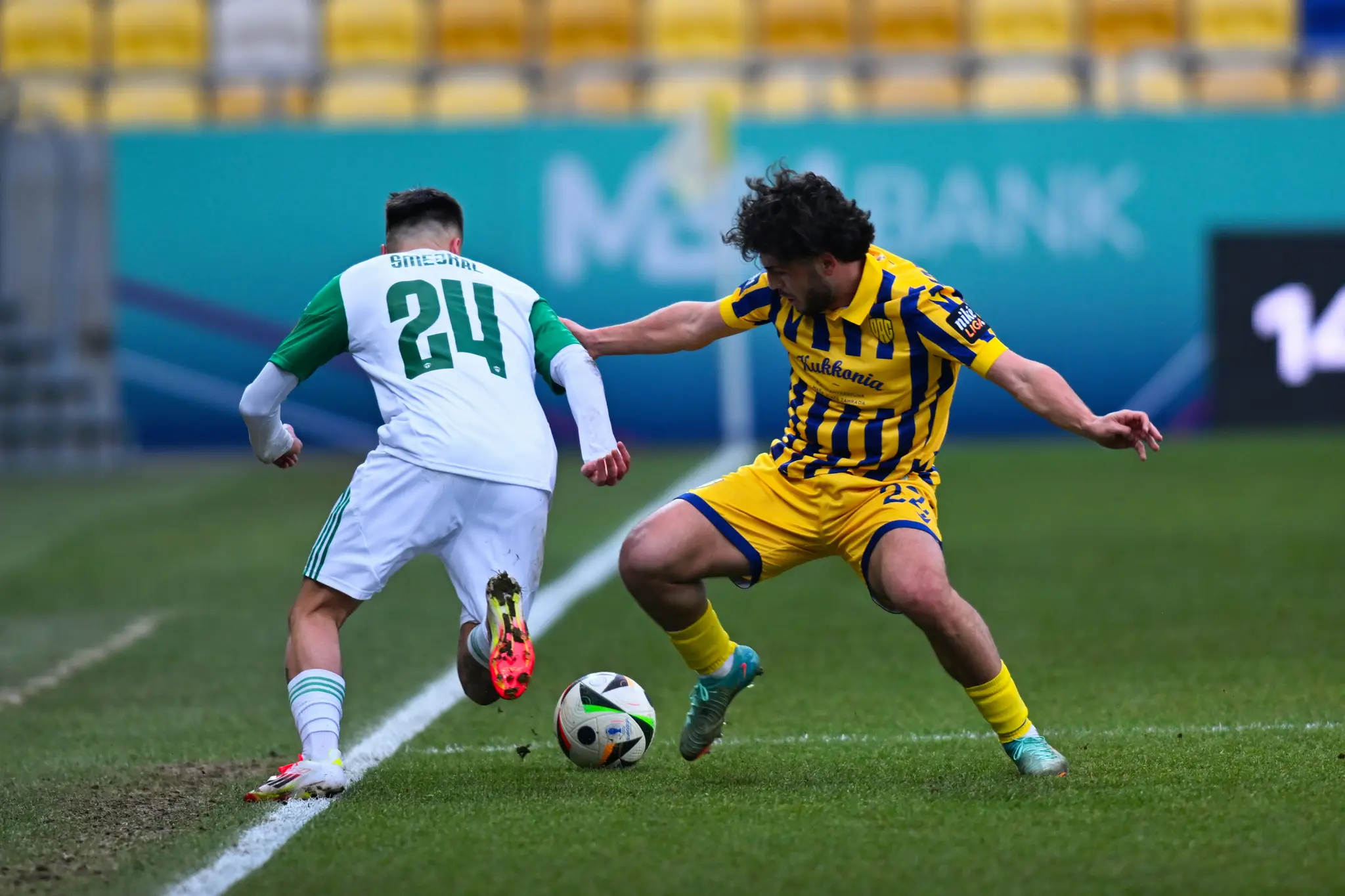 Na snímke zľava Tomáš Smejkal (Skalica) a Tsotne Kapanadze (DAC)