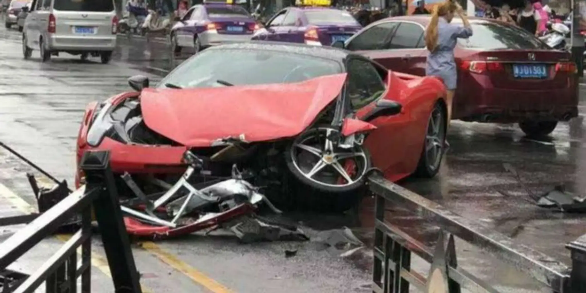 Číňanka zdemolovala požičané Ferrari