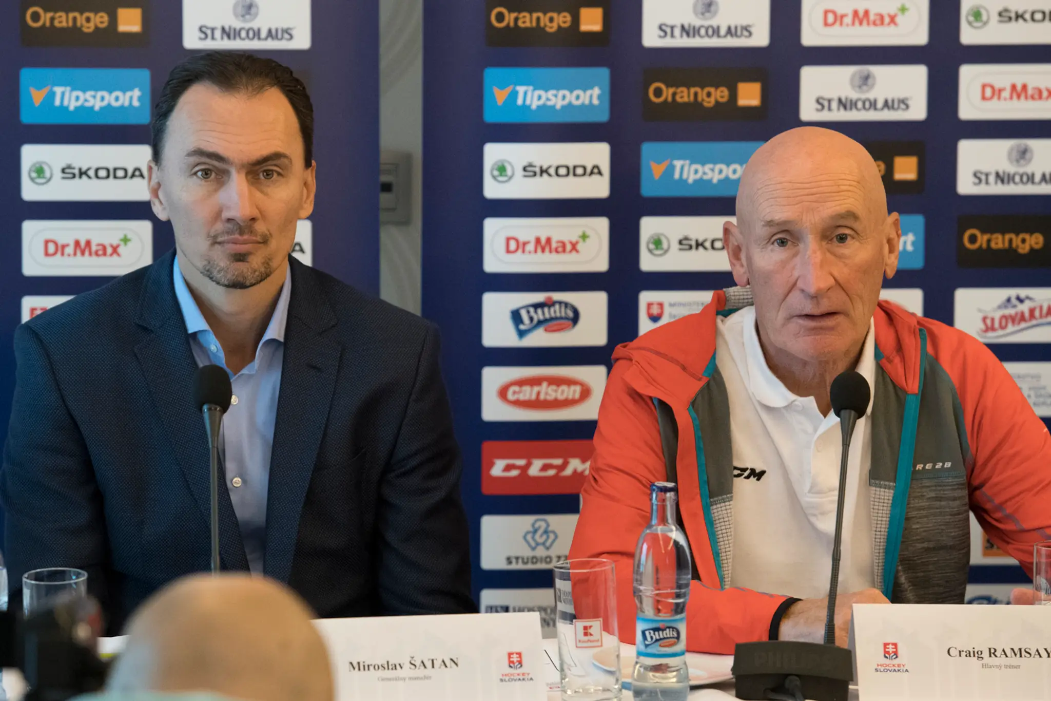 Zľava generálny manažér reprezentácií Slovenska Miroslav Šatan a tréner A tímu Slovenska Craig Ramsay.