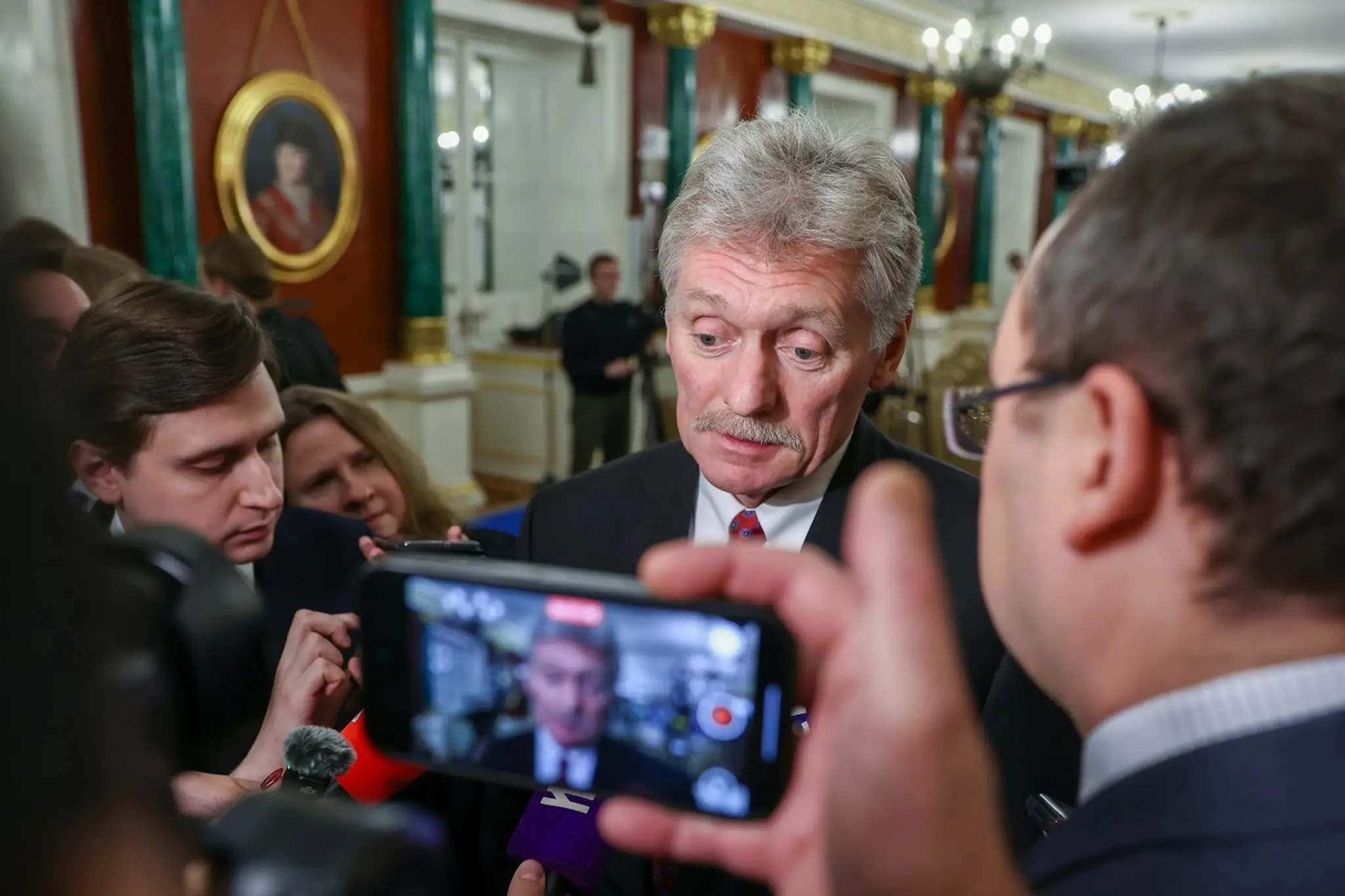 Hovorca Kremľa Dmitrij Peskov odpovedá na otázky novinárov.