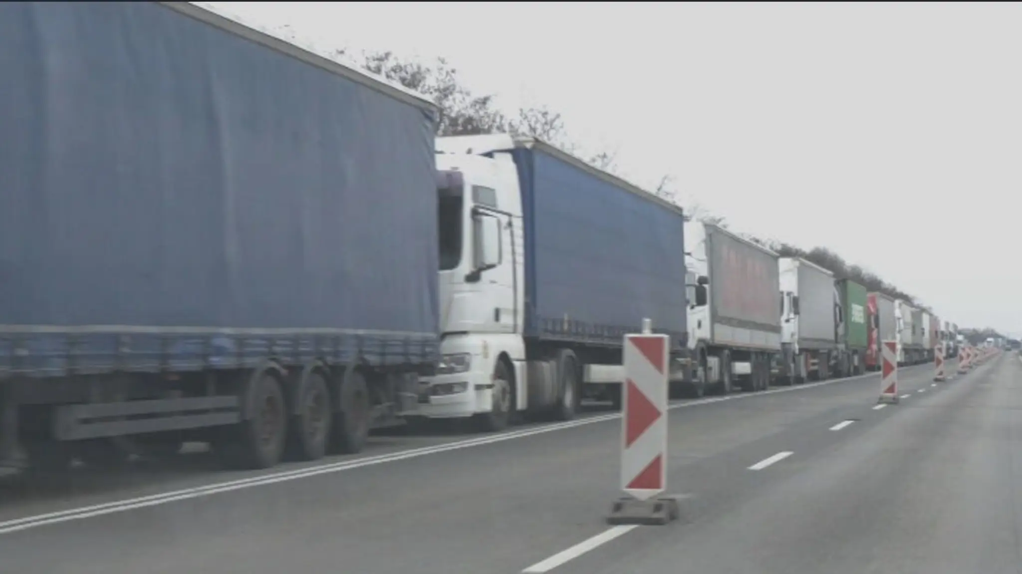Kamióny ničia vozovku na Zemplíne. 