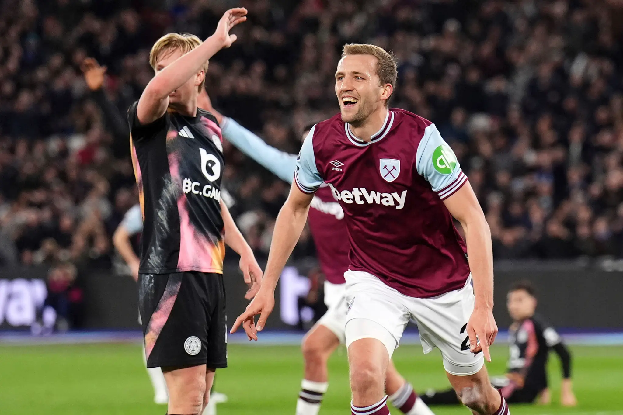 Futbalista West Hamu United Tomáš Souček sa teší z gólu.